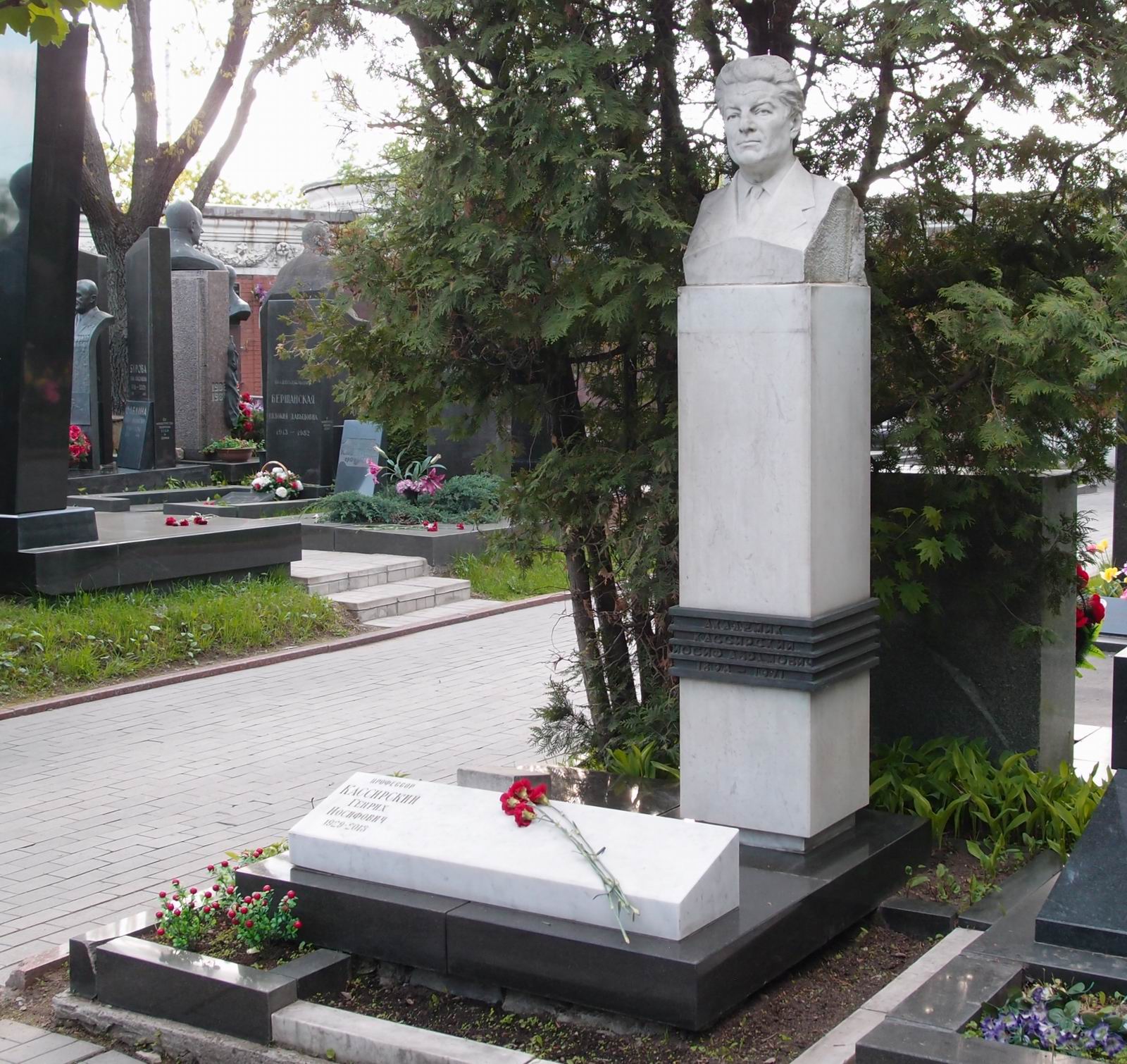 Памятник на могиле Кассирского И.А. (1898-1971), на Новодевичьем кладбище (7-15-11). Нажмите левую кнопку мыши чтобы увидеть фрагмент памятника.