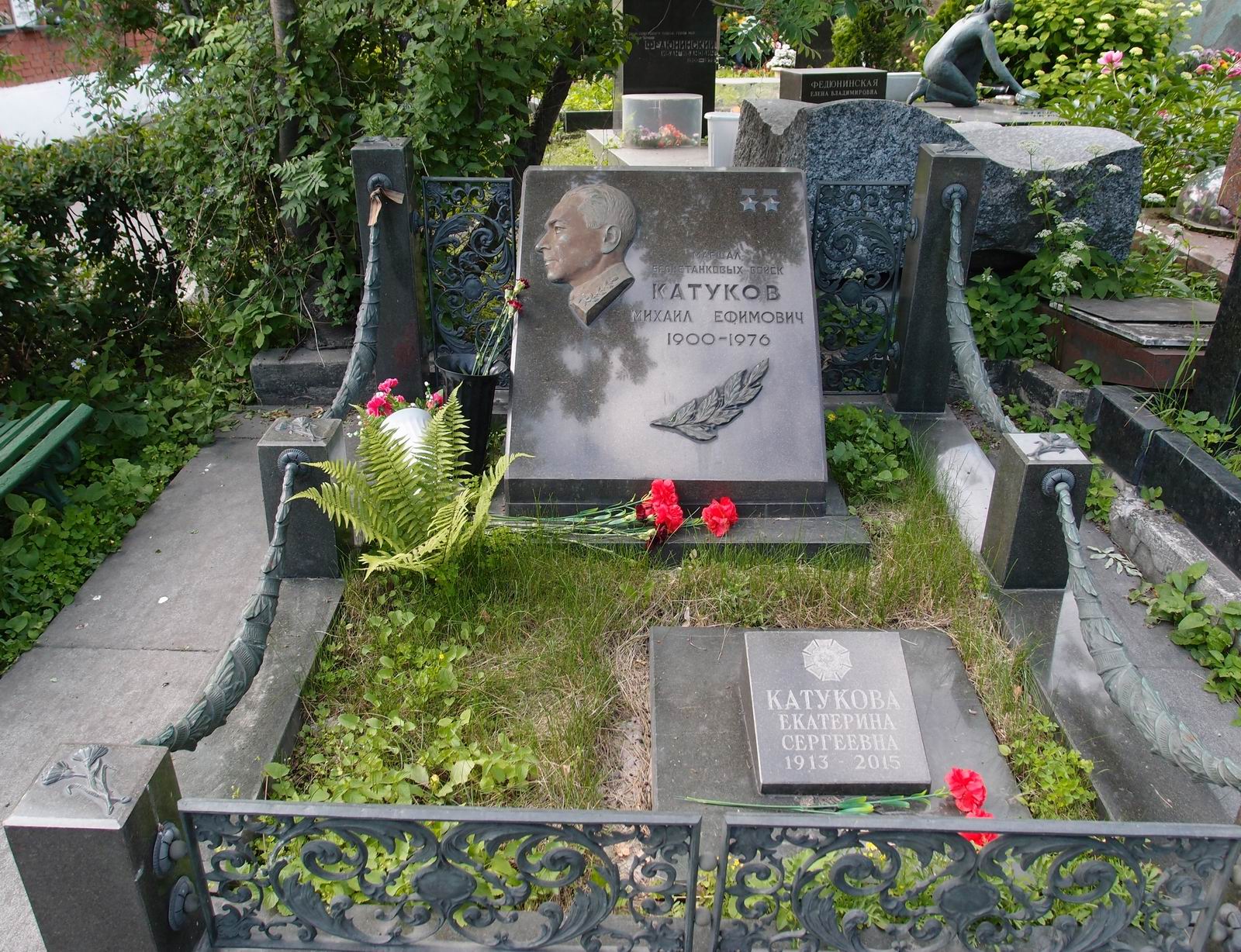 Памятник на могиле Катукова М.Е. (1900-1976), ск. А.Елецкий, на Новодевичьем кладбище (7-11-21).