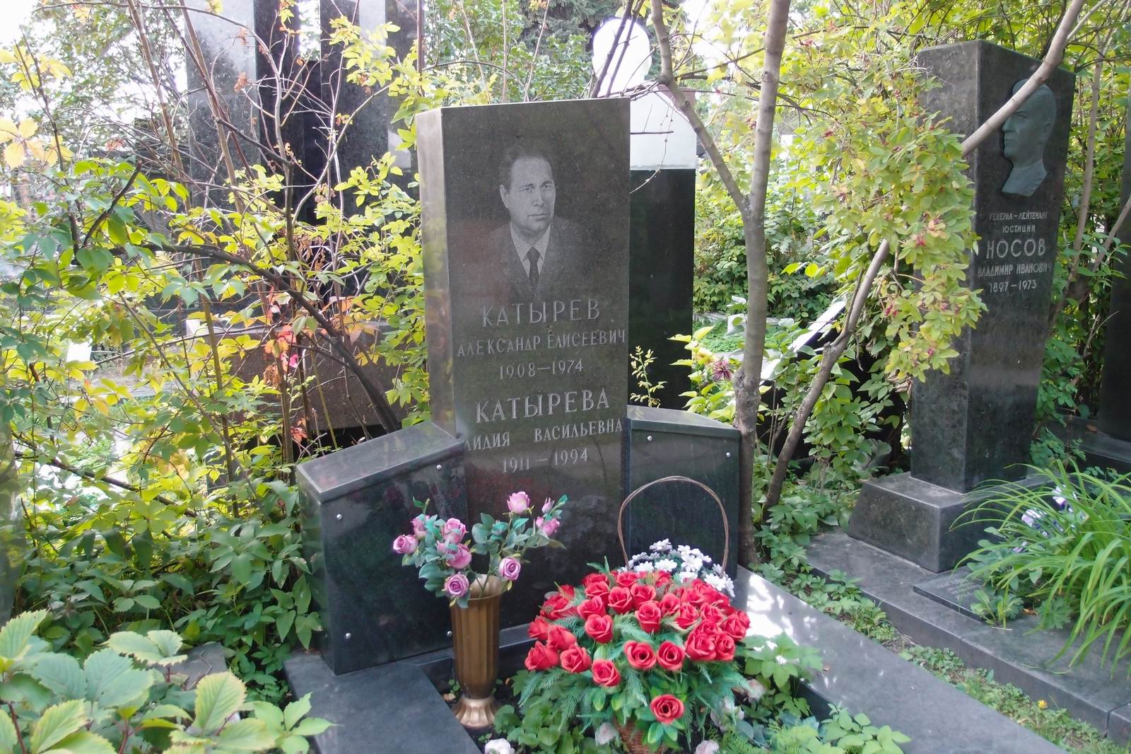 Памятник на могиле Катырева А.Е. (1908-1974), на Новодевичьем кладбище (7-7-20).