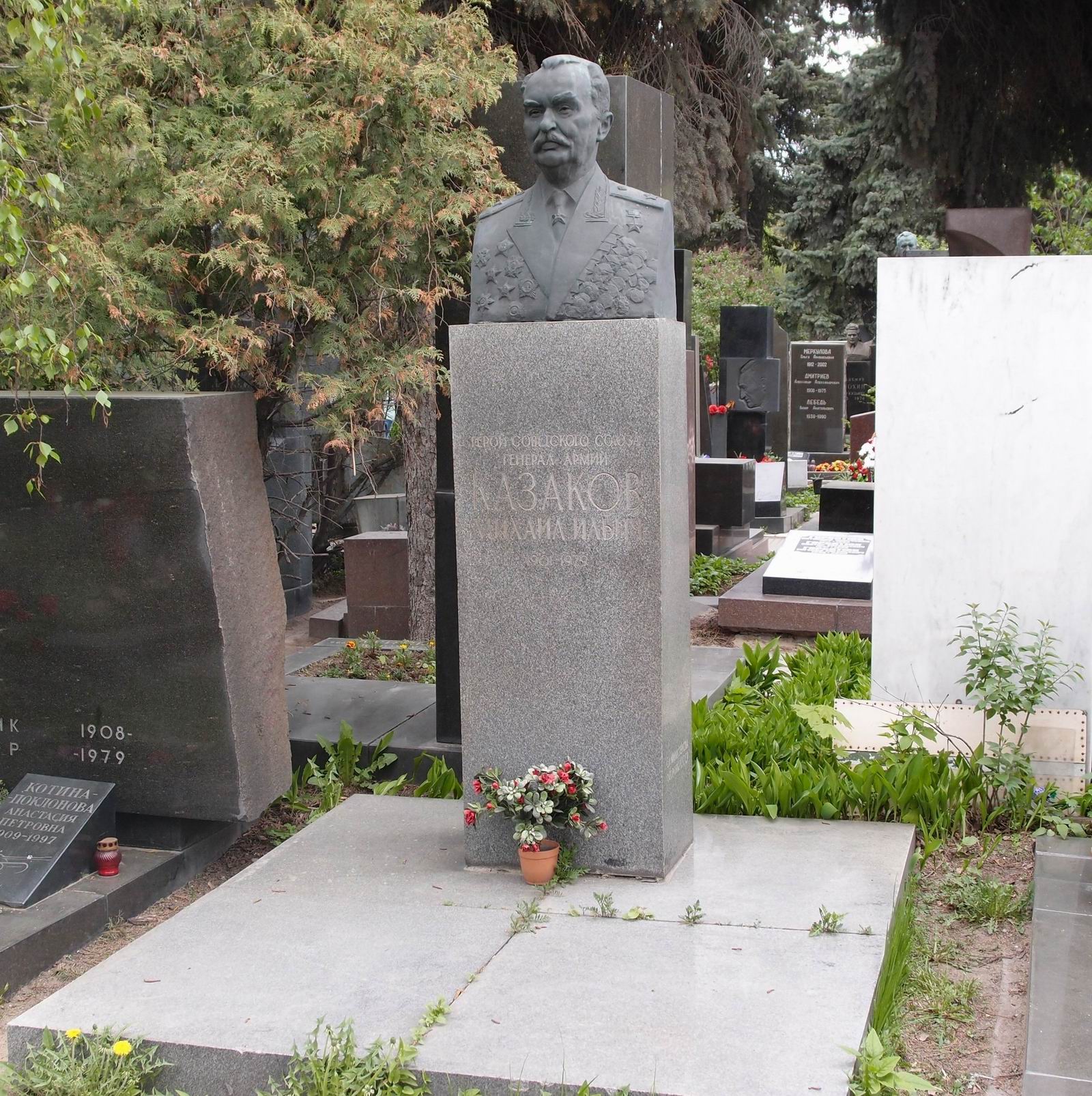 Памятник на могиле Казакова М.И. (1901-1979), ск. А.Елецкий, на Новодевичьем кладбище (7-16-15).