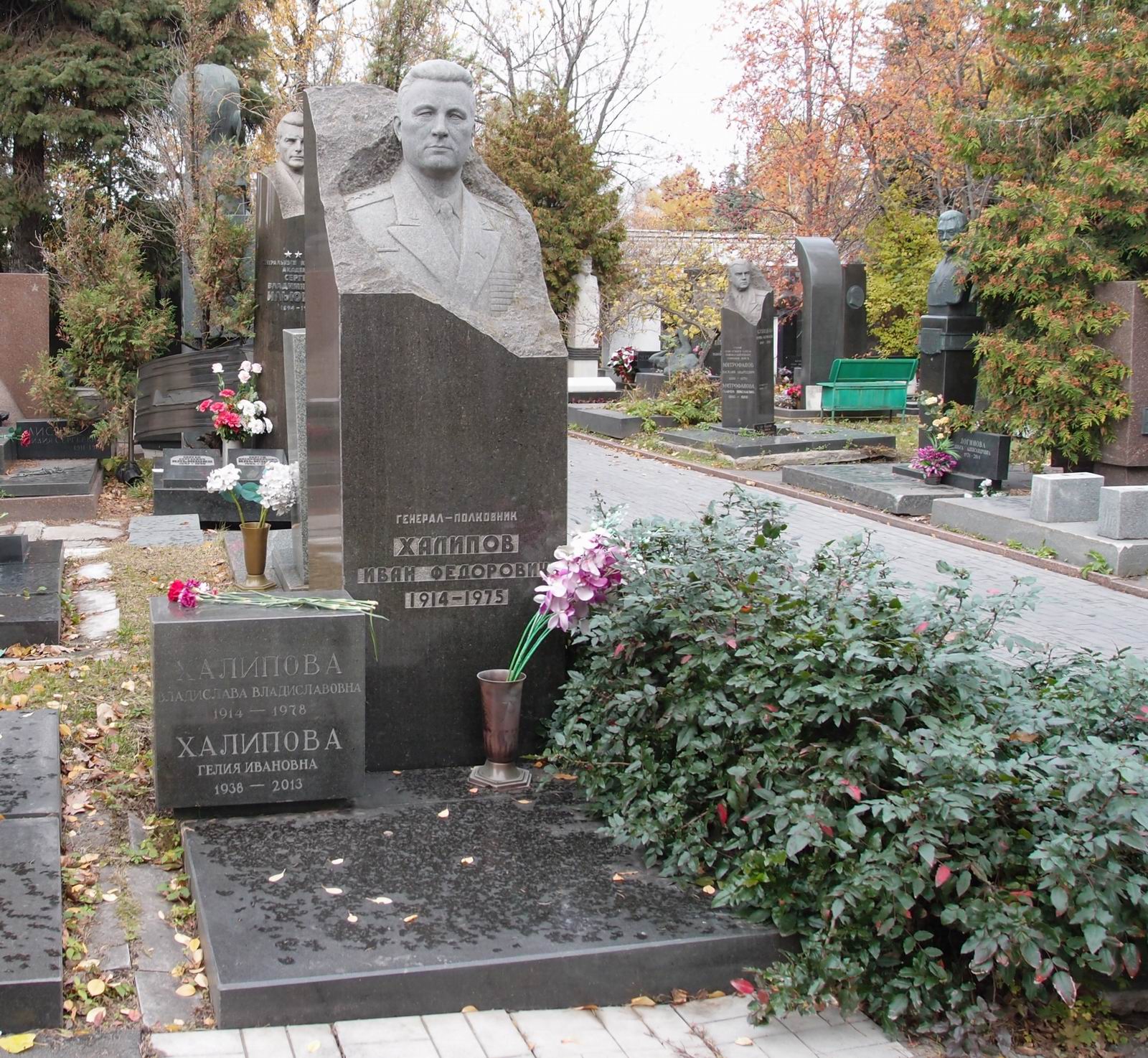 Памятник на могиле Халипова И.Ф. (1914–1975), на Новодевичьем кладбище (7–11–12).