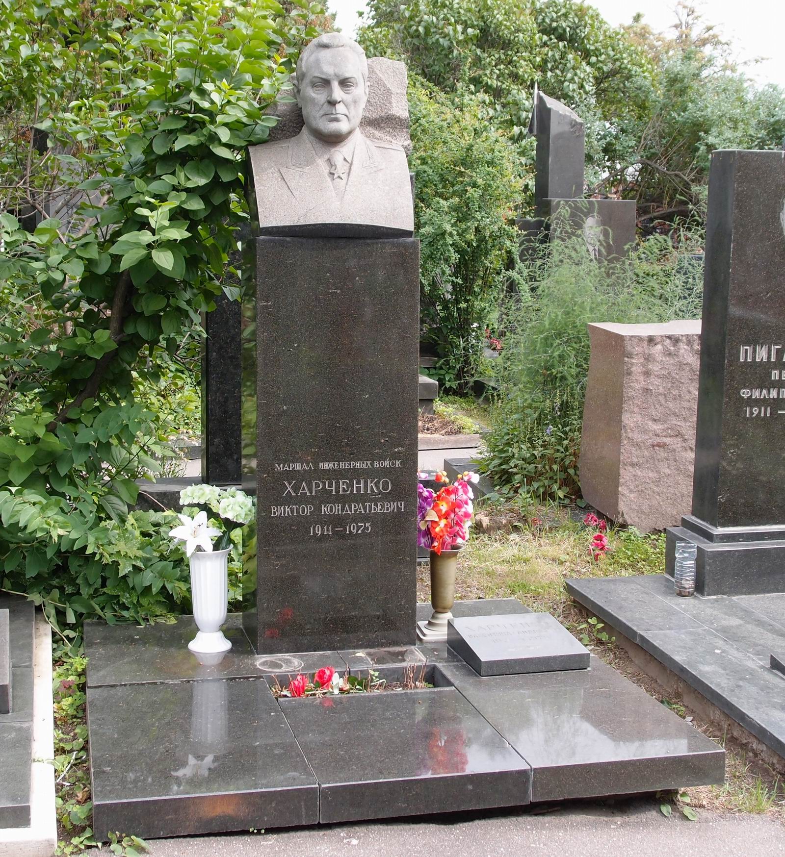 Памятник на могиле Харченко В.К. (1911–1975), ск. Ю.Иванов, арх. Б.Кушков, на Новодевичьем кладбище (7–10–21).