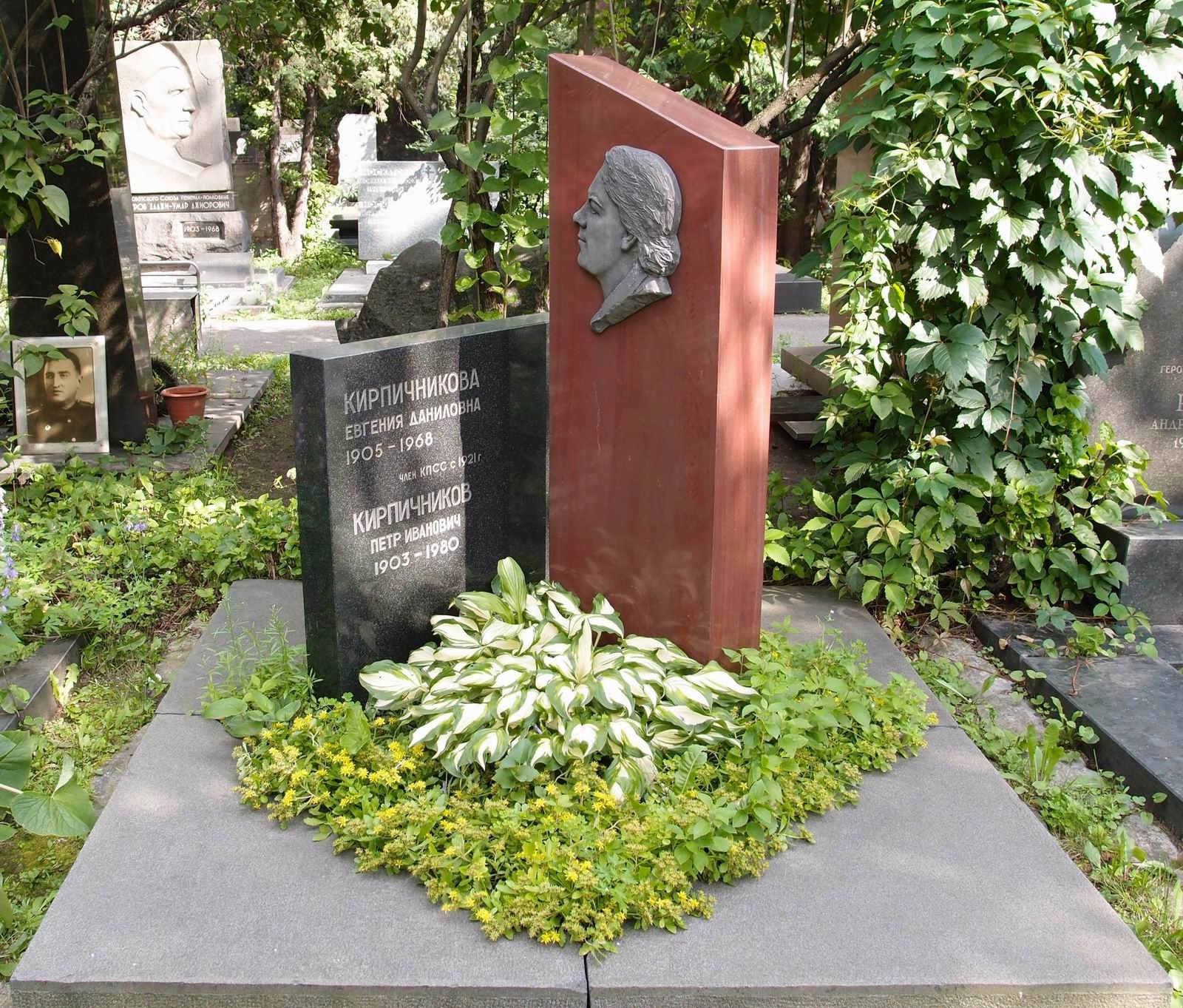 Памятник на могиле Кирпичникова П.И. (1903-1980), на Новодевичьем кладбище (7-4-10).
