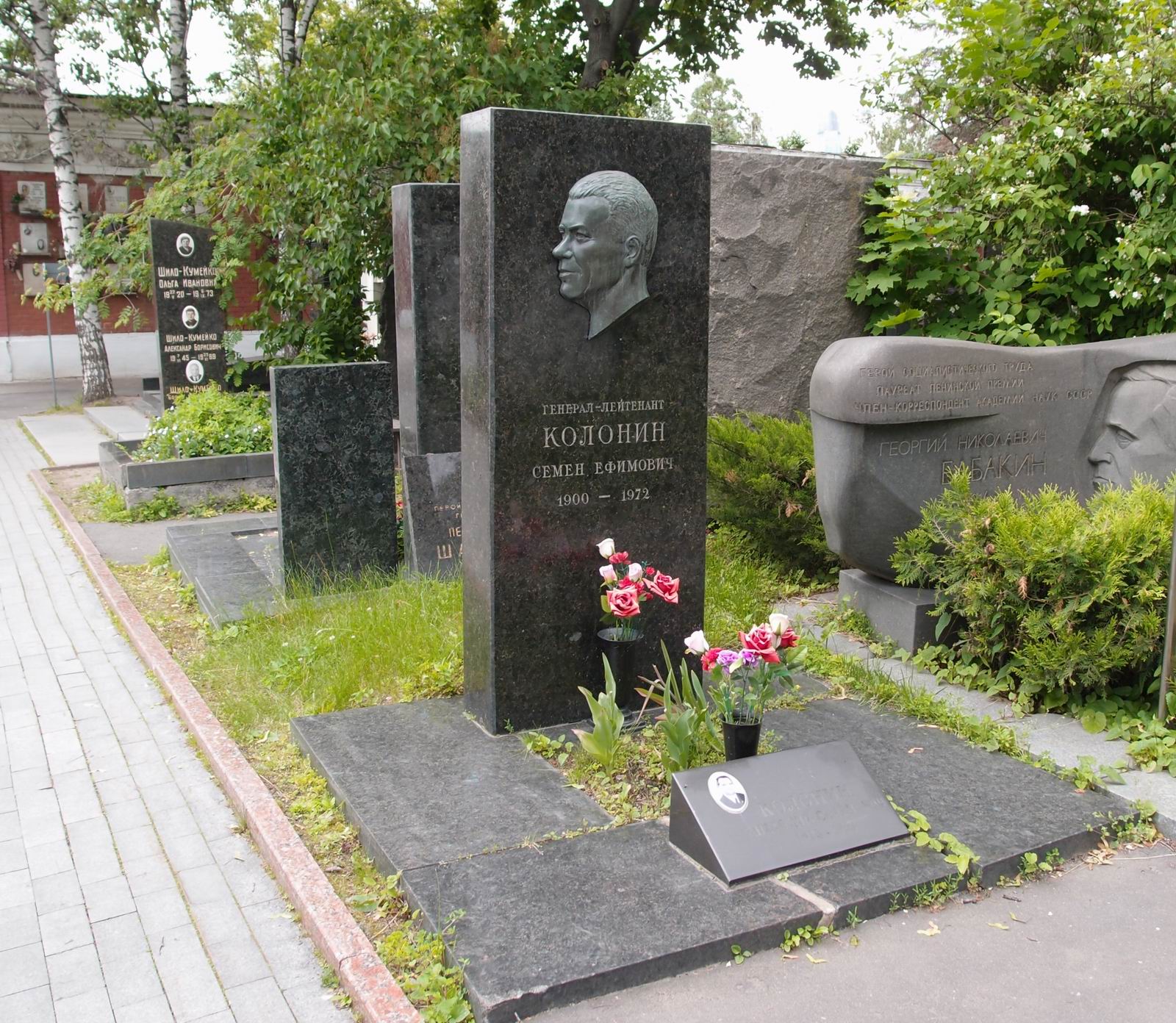 Памятник на могиле Колонина С.Е. (1900–1972), на Новодевичьем кладбище (7–17–12).