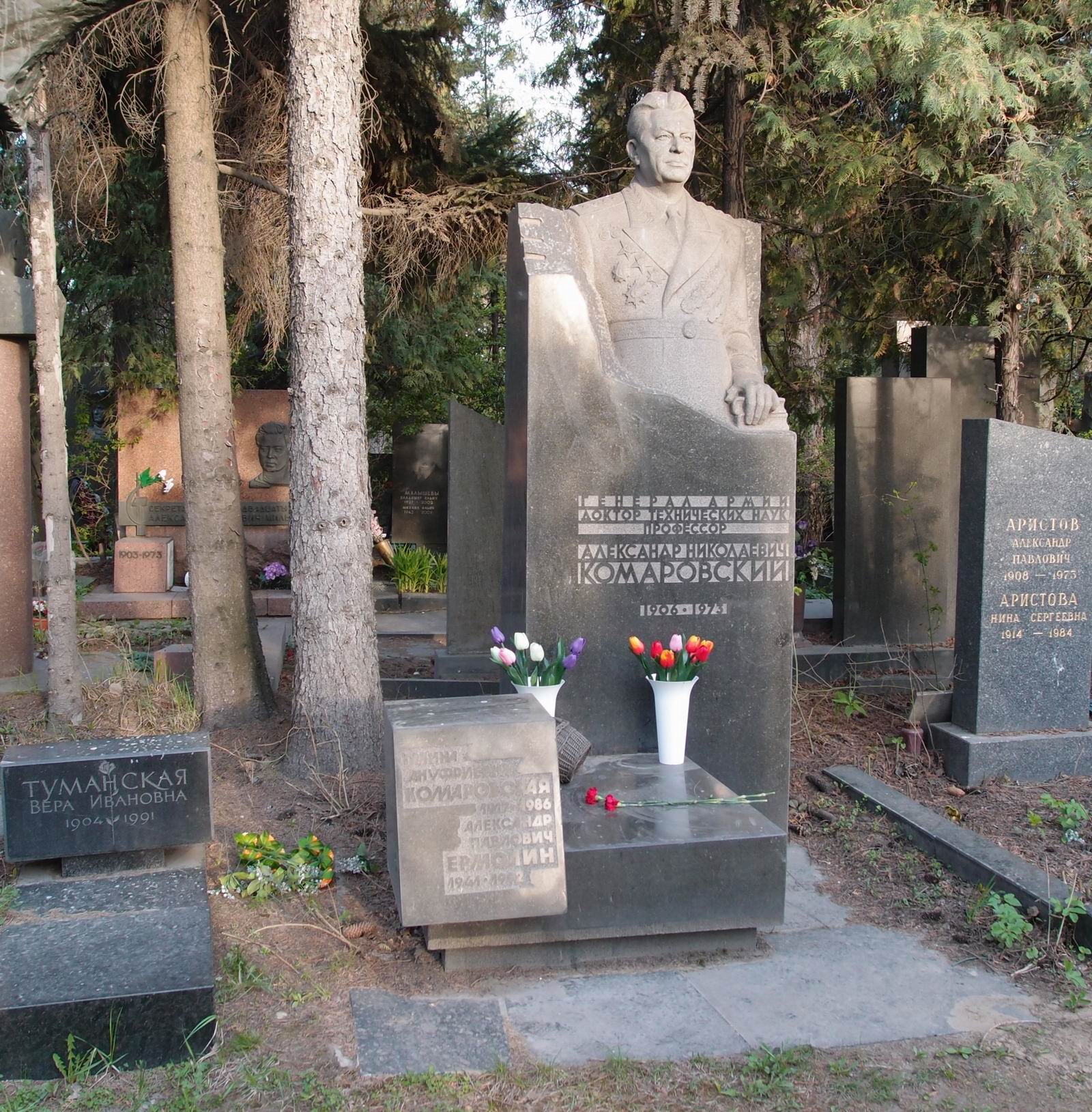 Памятник на могиле Комаровского А.Н. (1906-1973), ск. Г.Постников, арх. Ю.Кривушенко, на Новодевичьем кладбище (7-6-17).