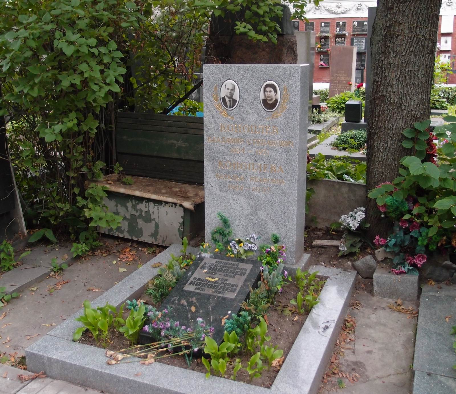 Памятник на могиле Коноплёва В.С. (1924-1971), на Новодевичьем кладбище (7-17-6).