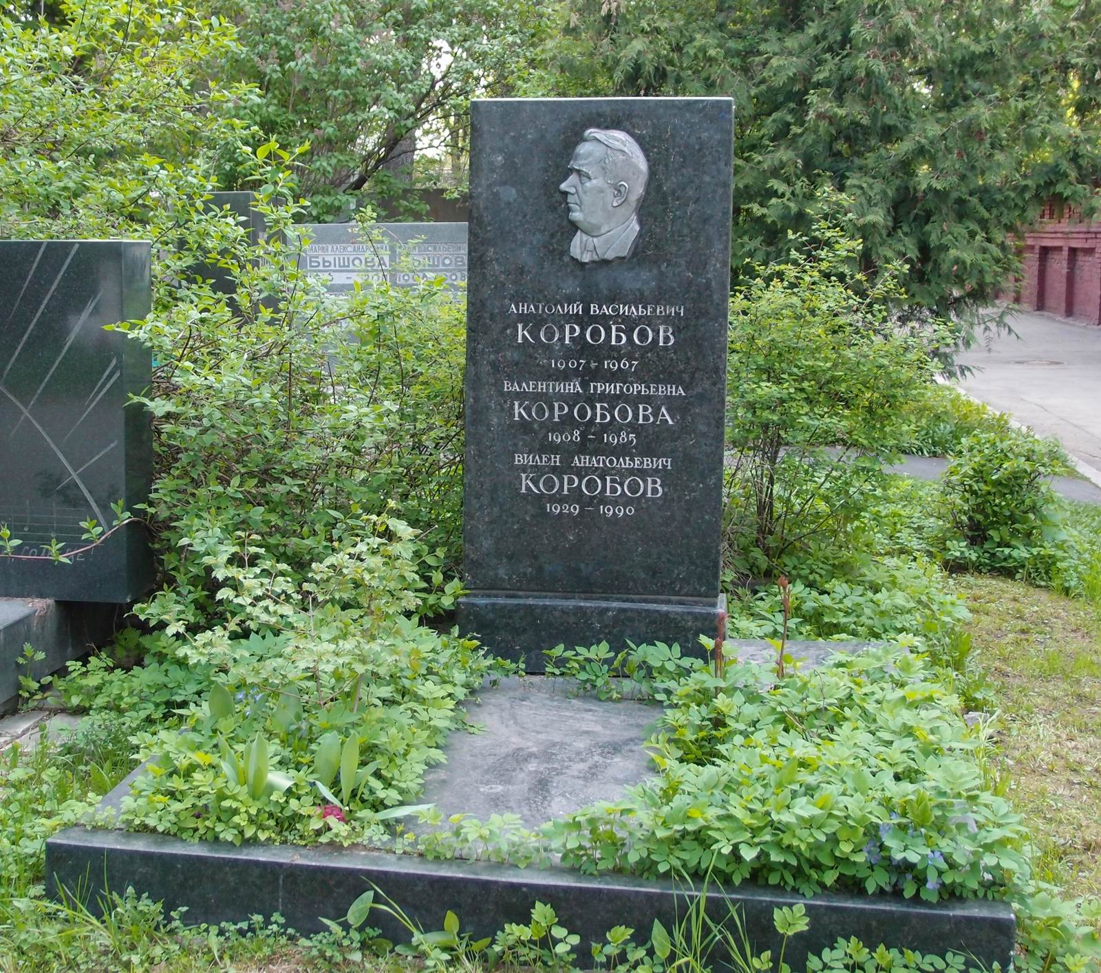Памятник на могиле Коробова А.В. (1907-1967), на Новодевичьем кладбище (7-1-1). Нажмите левую кнопку мыши чтобы увидеть фрагмент памятника.