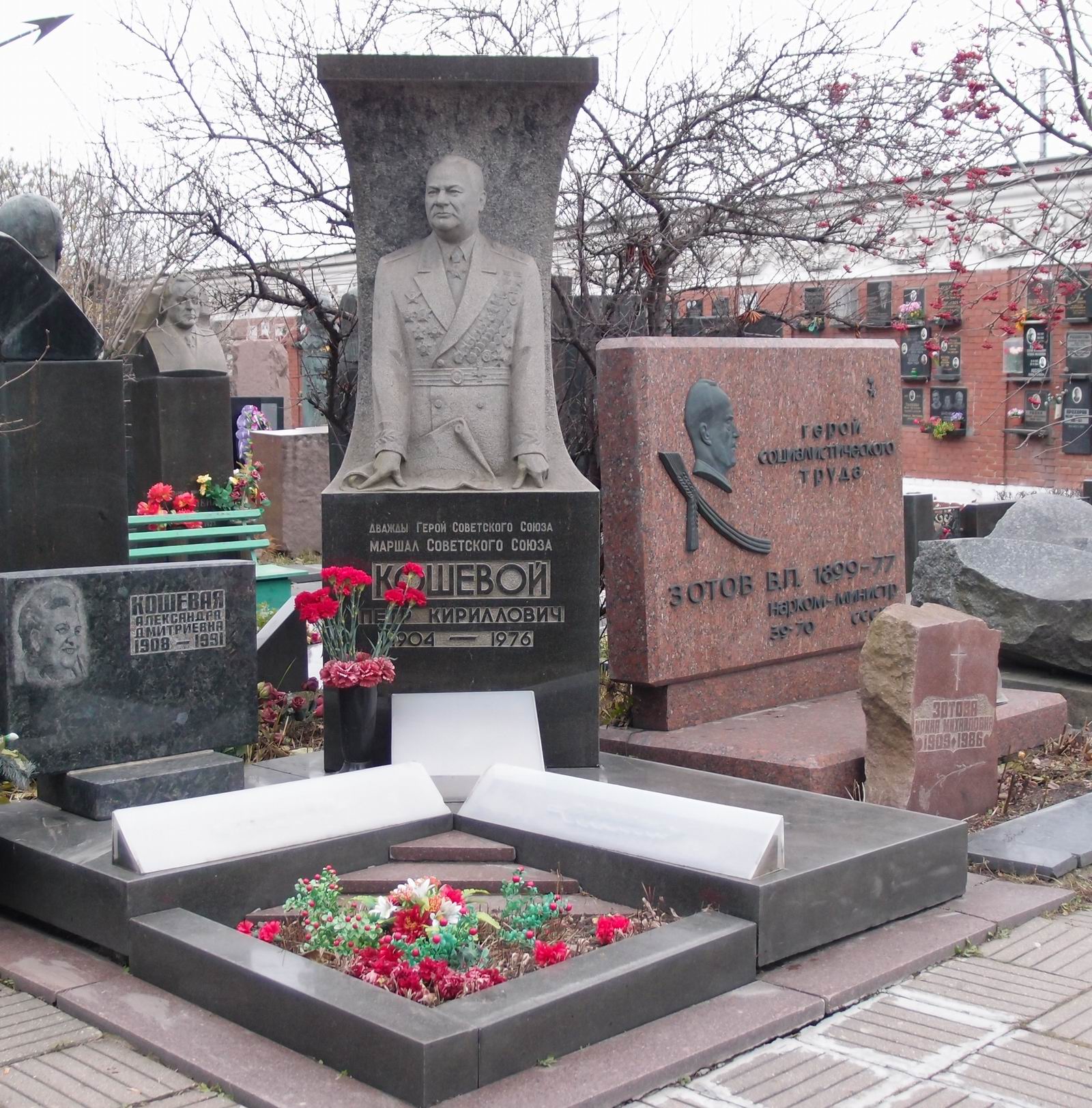 Памятник на могиле Кошевого П.К. (1904–1976), на Новодевичьем кладбище (7–12–17).