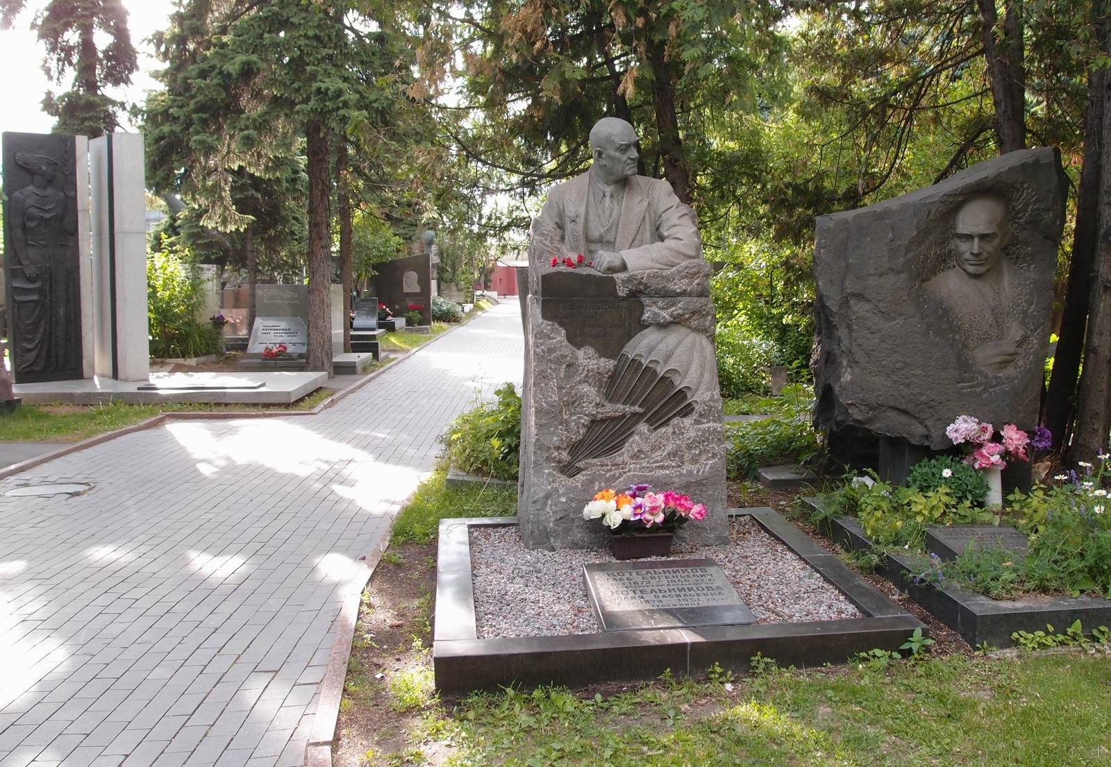 Памятник на могиле Котельникова Г.Е. (1872–1944), ск. Г.Постников, на Новодевичьем кладбище (7–1–13).