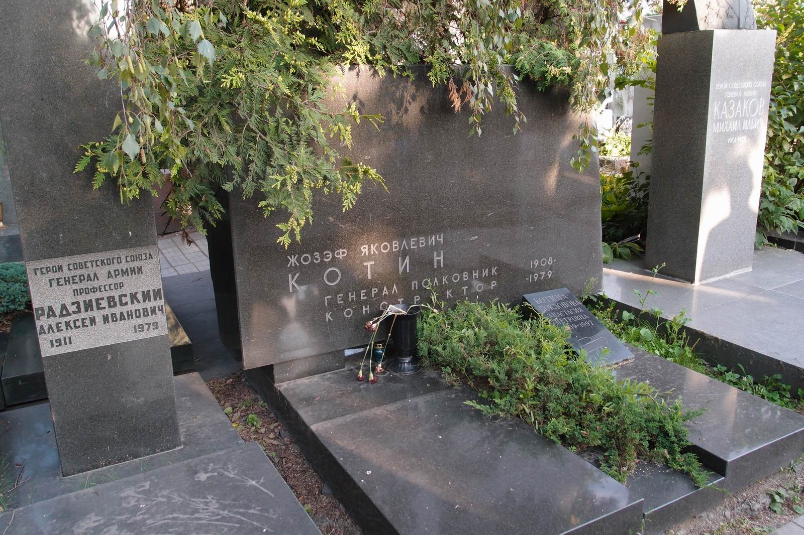 Памятник на могиле Котина Ж.Я. (1908–1979), на Новодевичьем кладбище (7–16–14).