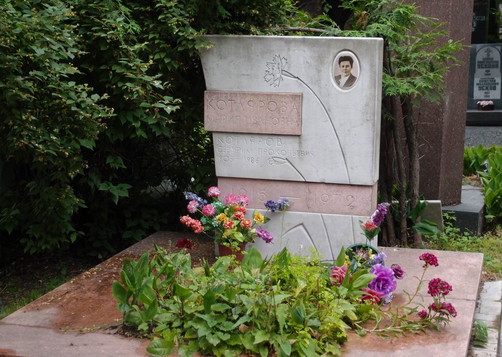 Памятник на могиле Котляровой М.И. (1915—1972), художник-камнерезчик И.Николаев, на Новодевичьем кладбище (7-1-21).