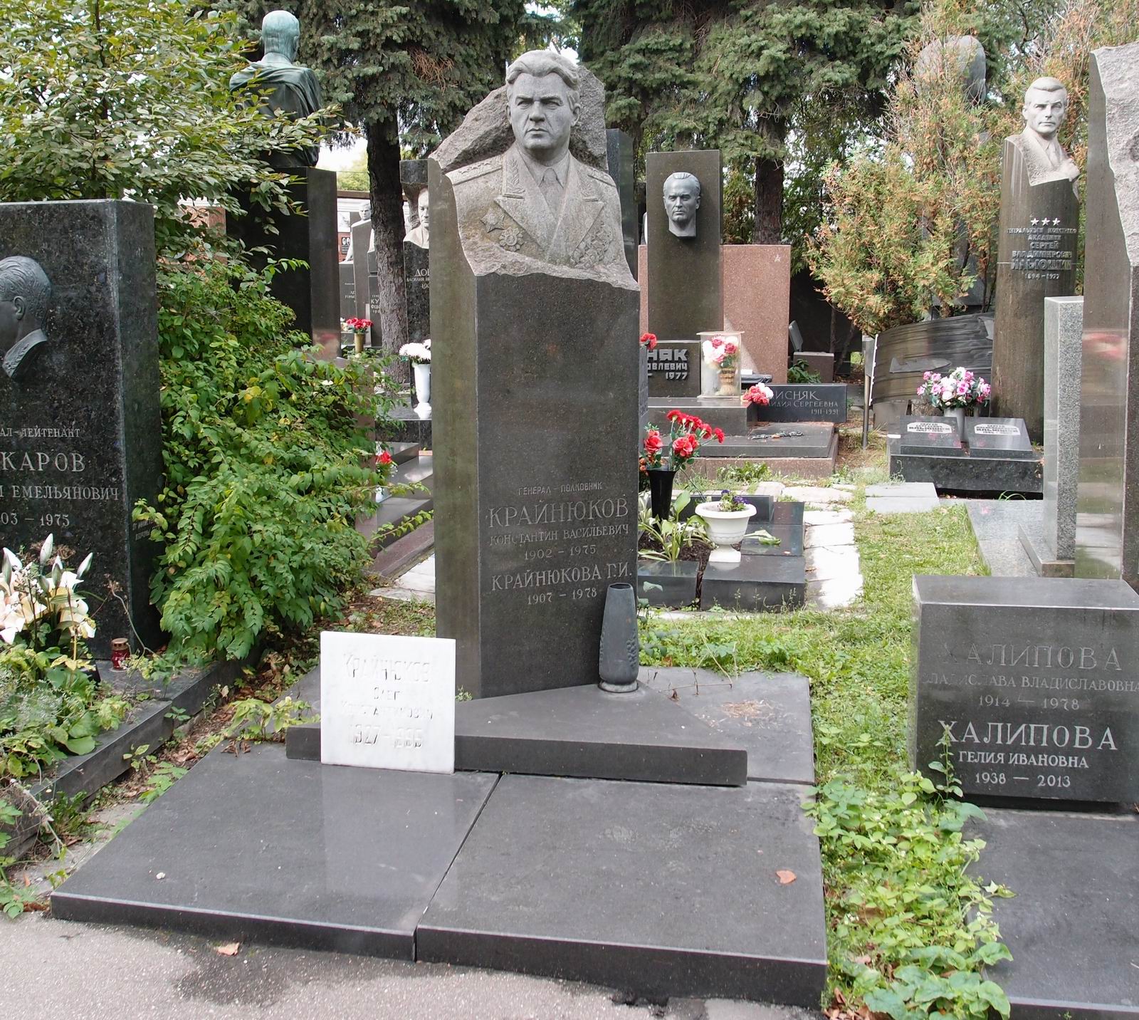 Памятник на могиле Крайнюкова К.В. (1902–1975), на Новодевичьем кладбище (7–11–13).