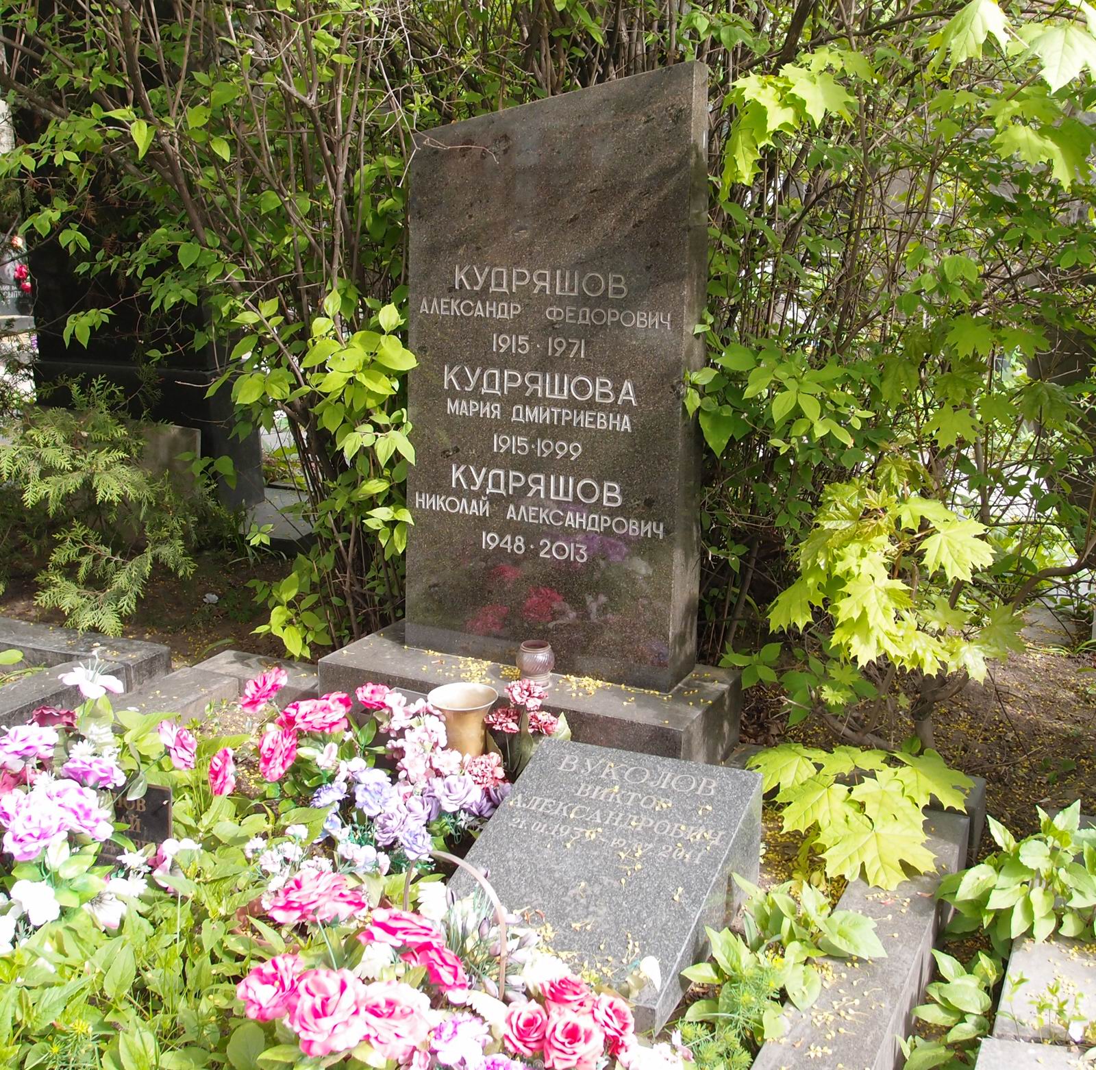 Памятник на могиле Кудряшова А.Ф. (1915–1971), на Новодевичьем кладбище (7–18–9).