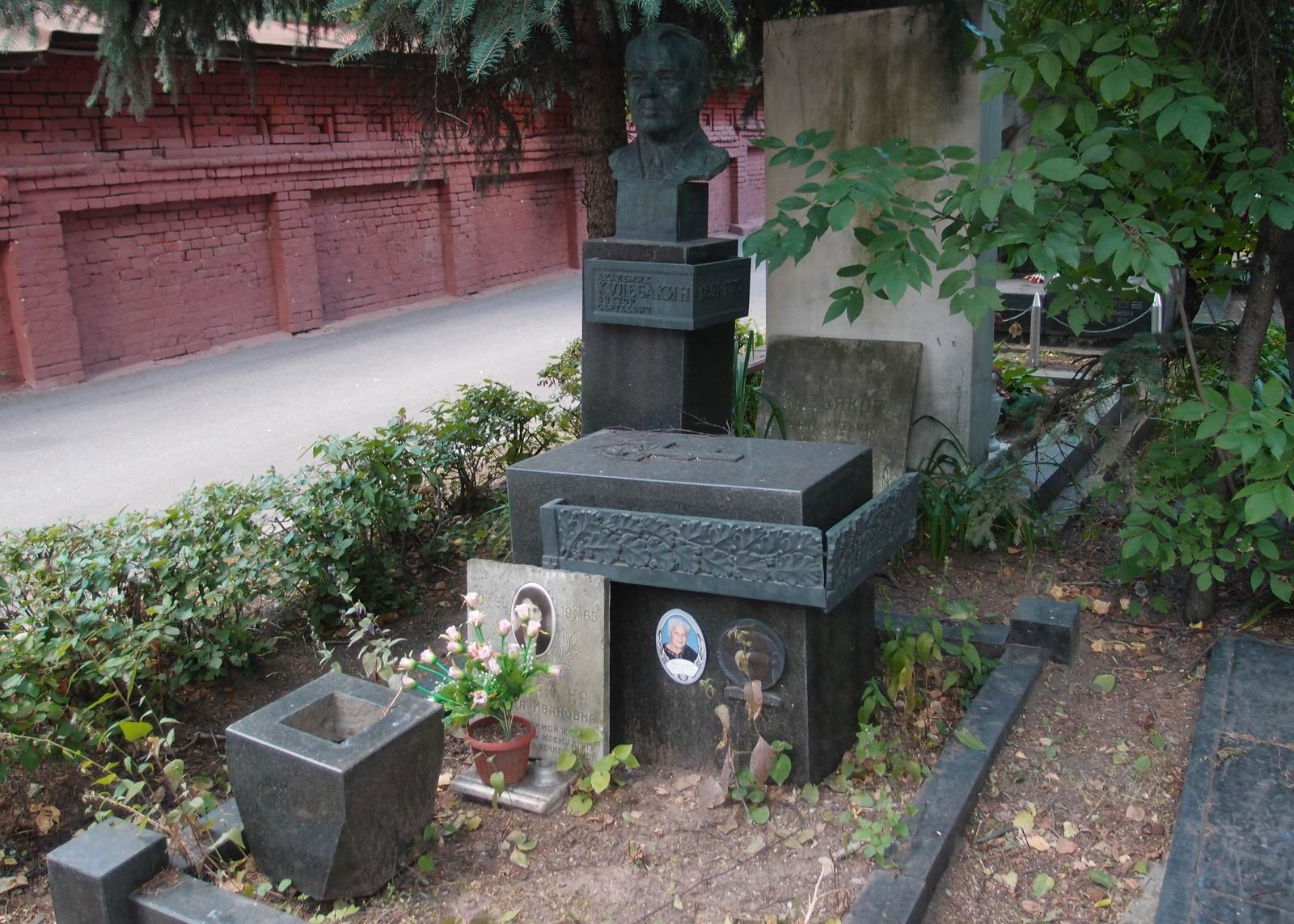 Памятник на могиле Кулебакина В.С. (1891–1970), на Новодевичьем кладбище (7–12–1).