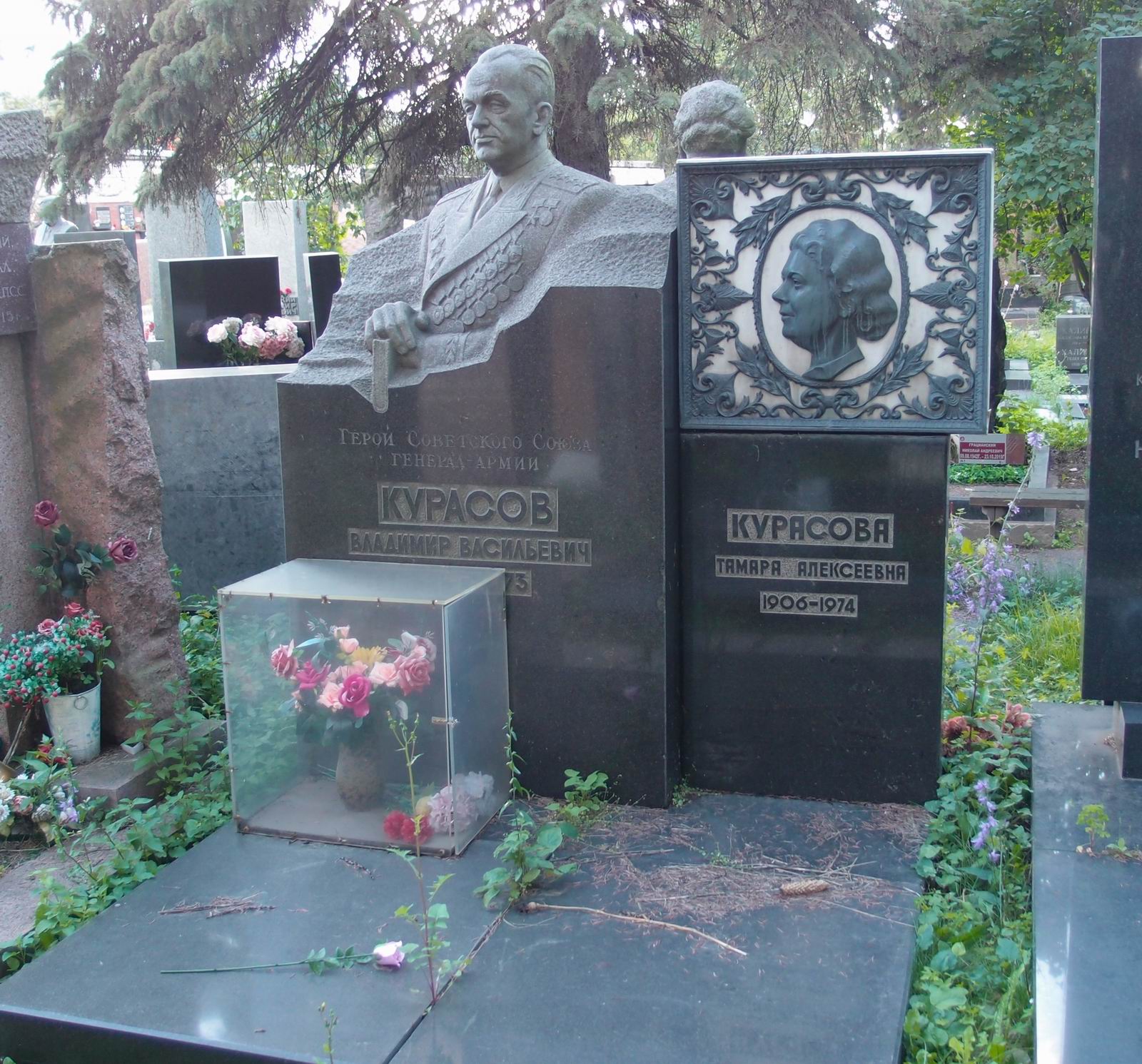 Памятник на могиле Курасова В.В. (1897-1973), ск. Г.Постников, на Новодевичьем кладбище (7-7-13).