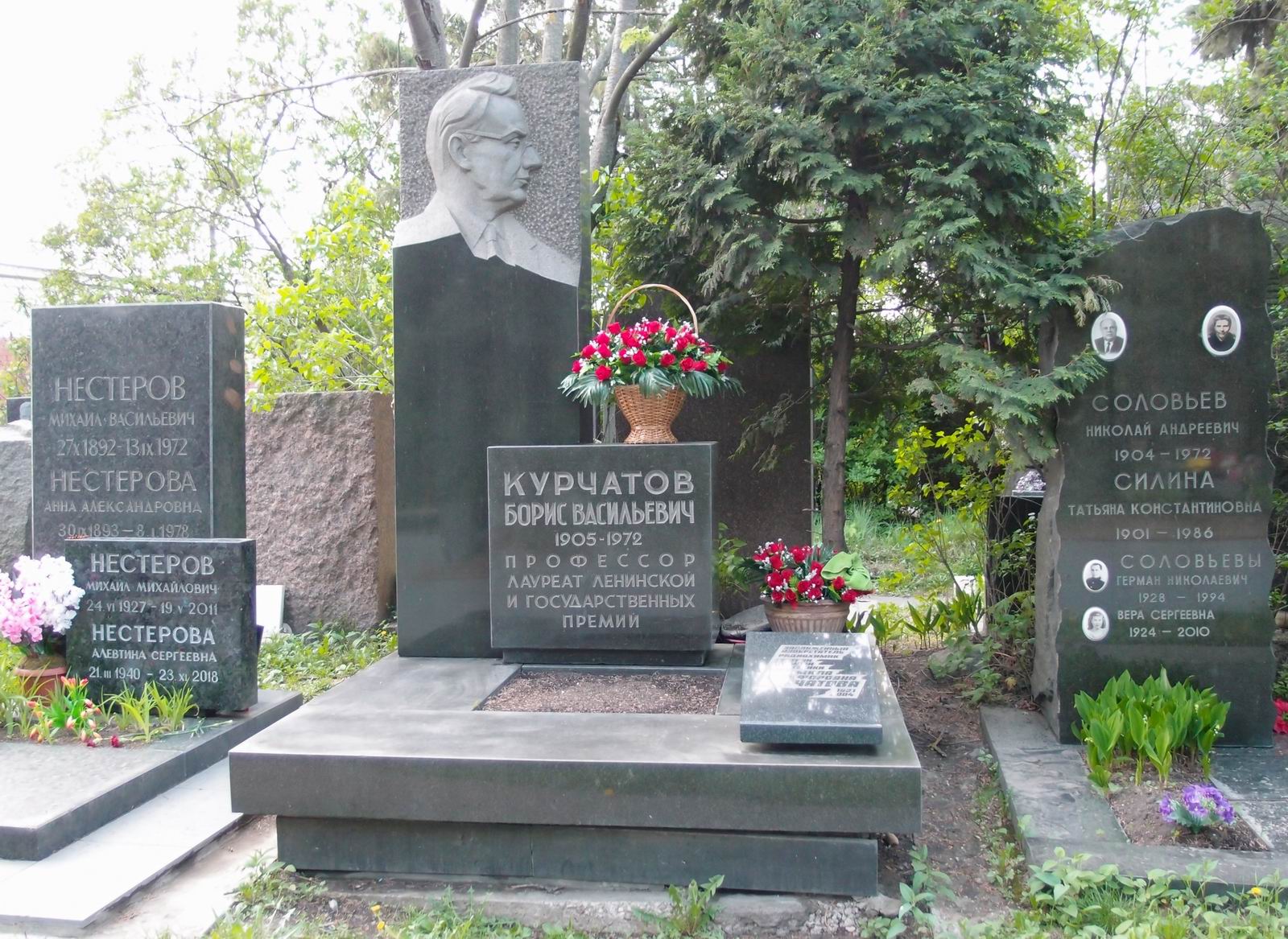 Памятник на могиле Курчатова Б.В. (1905-1972), ск. Н.Саркисов, арх. Е.Сорин, на Новодевичьем кладбище (7-1-23).