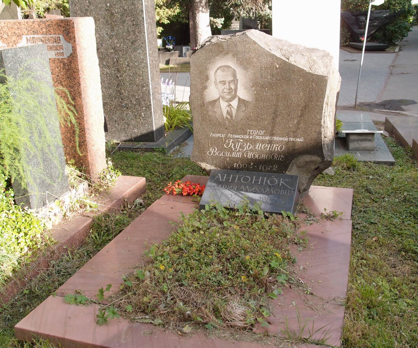Памятник на могиле Кузьменко В.И. (1904–1972), на Новодевичьем кладбище (7–2–24).