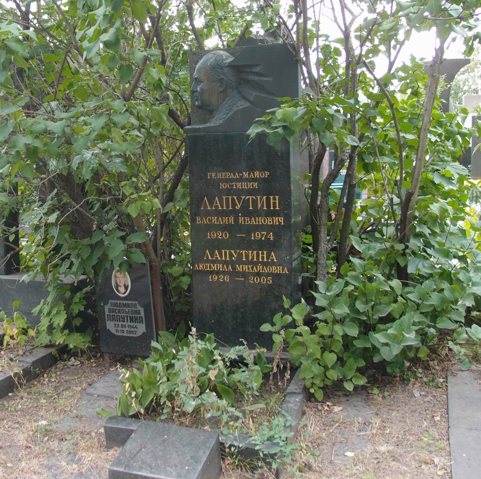 Памятник на могиле Лапутина В.И. (1920–1974), на Новодевичьем кладбище (7–9–20).
