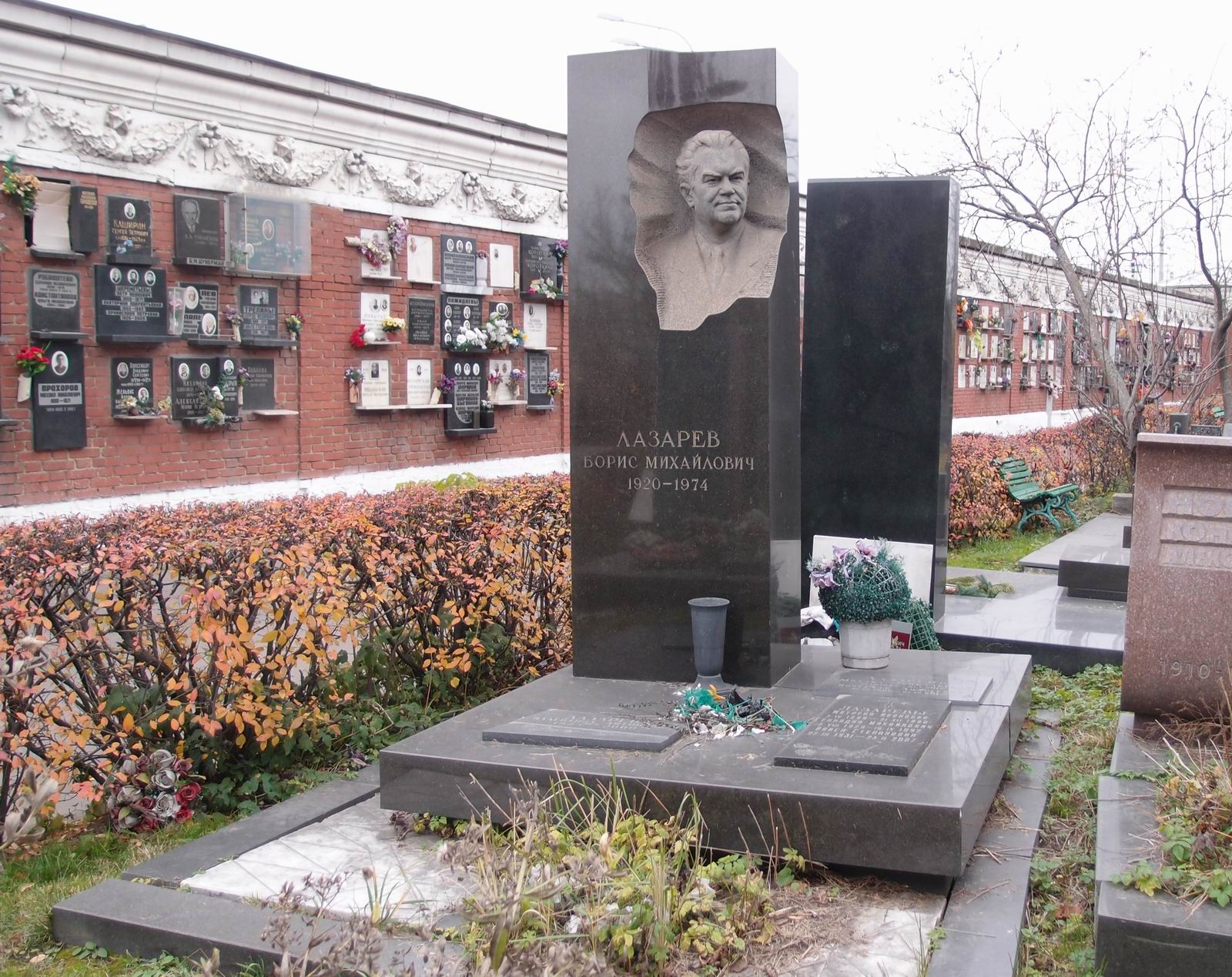 Памятник на могиле Лазарева Б.М. (1920–1974), на Новодевичьем кладбище (7–9–23).