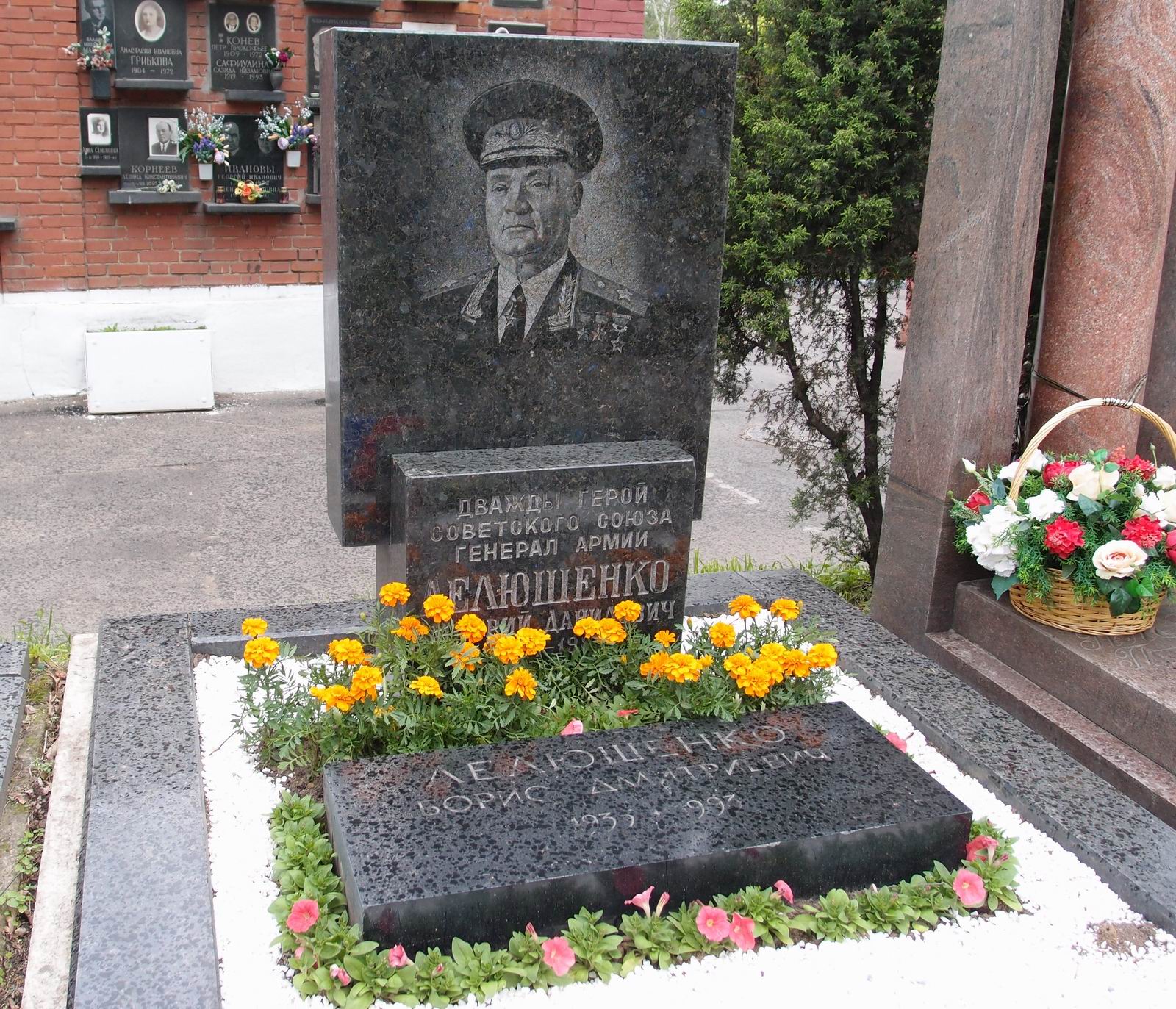 Памятник на могиле Лелюшенко Д.Д. (1901–1987), арх. Е.Ефремов, на Новодевичьем кладбище (7–23–2).