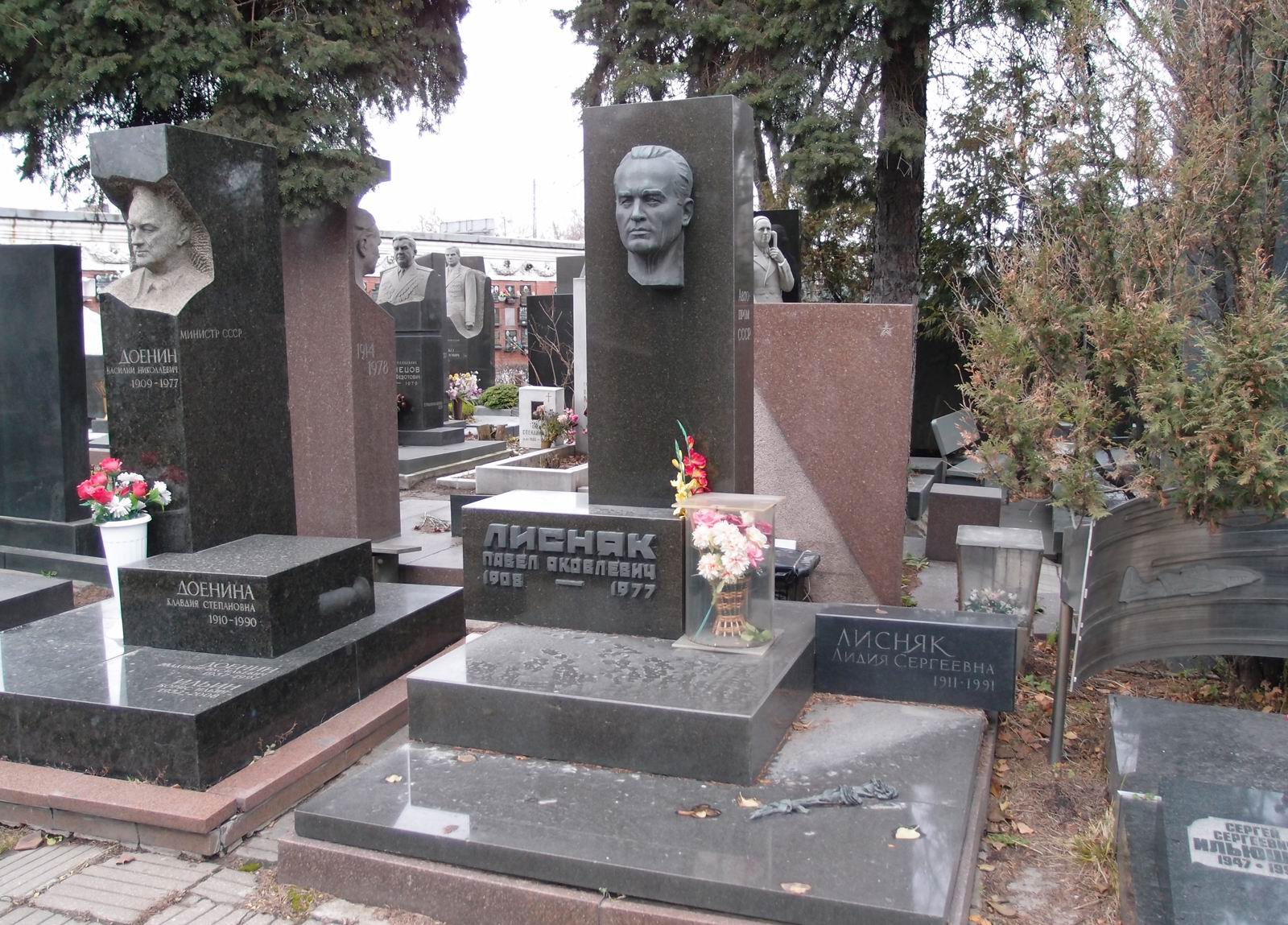 Памятник на могиле Лисняка П.Я. (1908-1977), ск. Н.Саркисов, арх. Ф.Казютин, на Новодевичьем кладбище (7-13-11). Нажмите левую кнопку мыши чтобы увидеть фрагмент памятника.