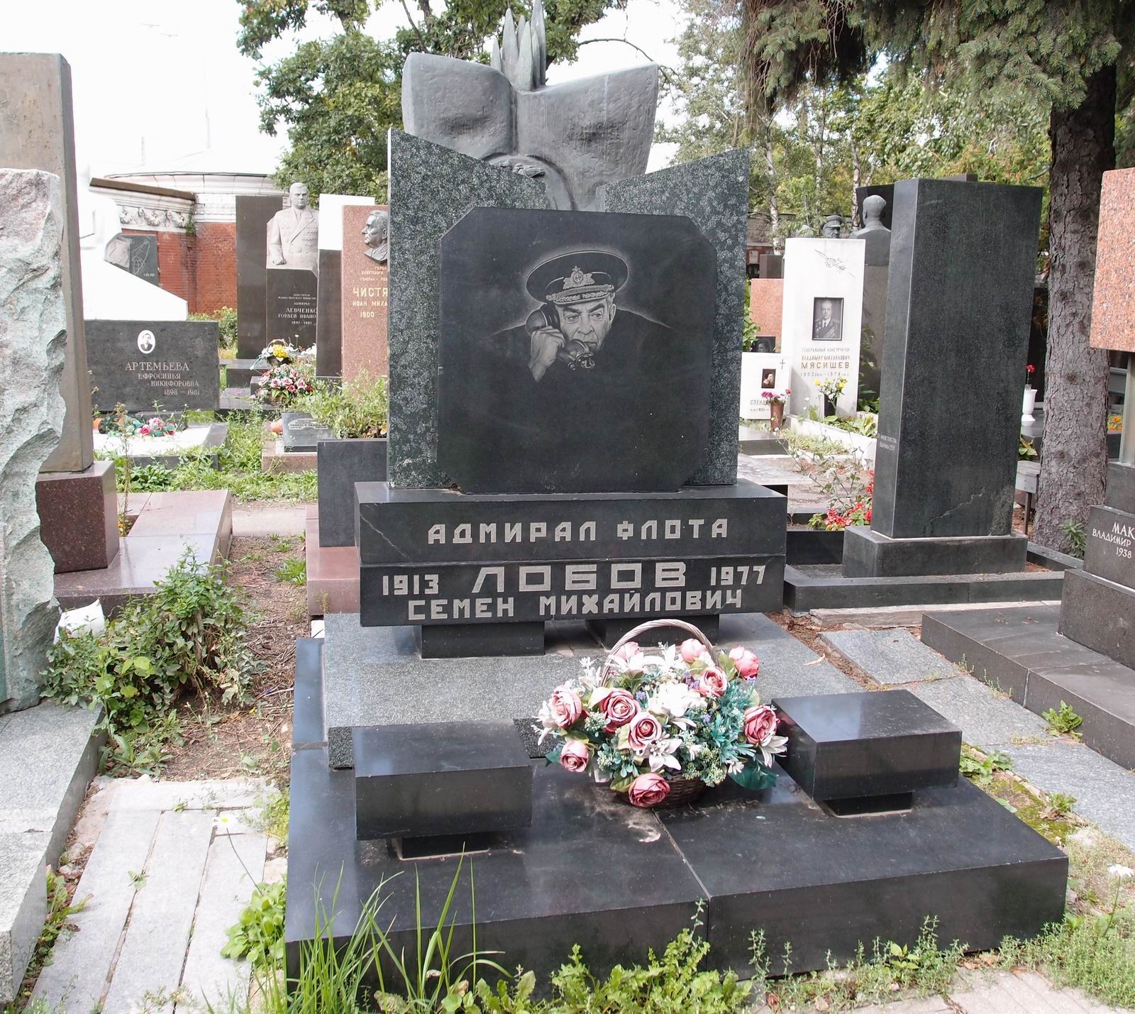 Памятник на могиле Лобова С.М. (1913–1977), на Новодевичьем кладбище (7–13–14).
