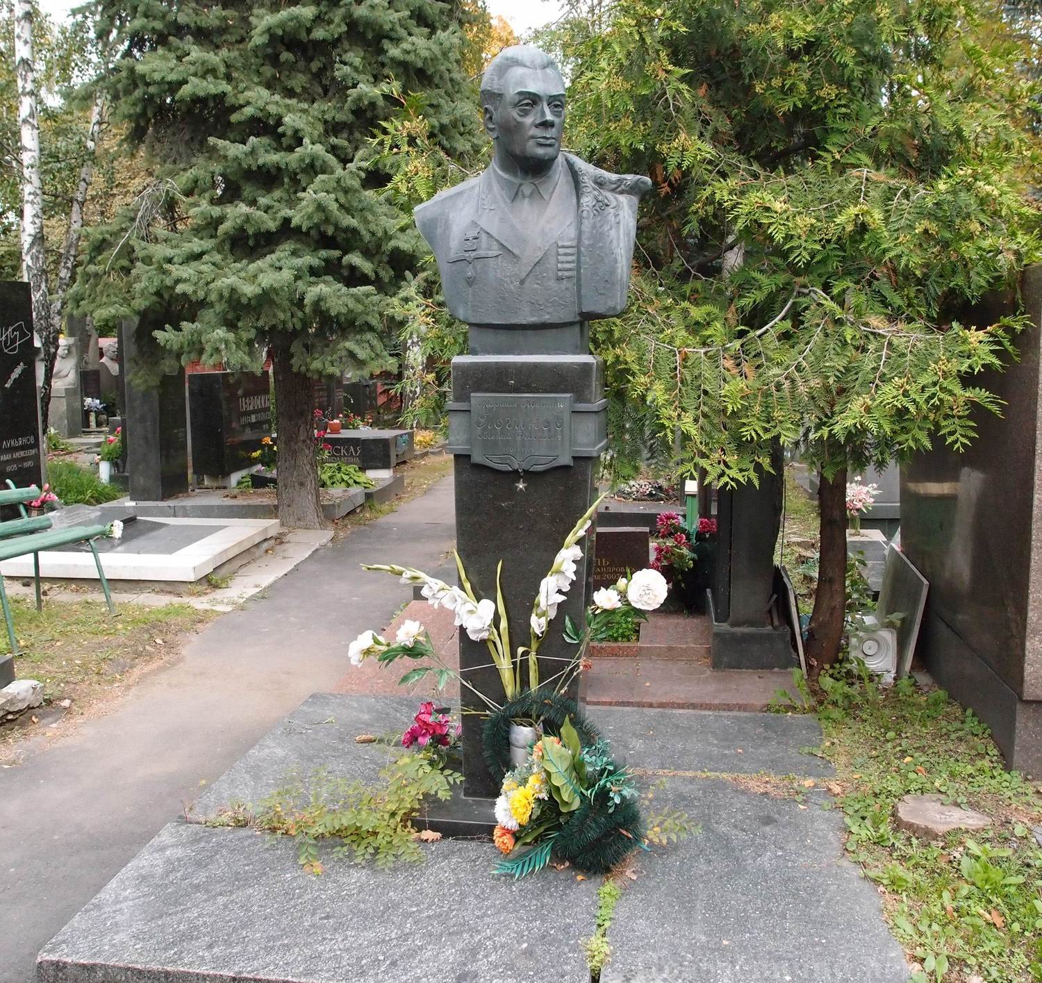 Памятник на могиле Логинова Е.Ф. (1907-1970), на Новодевичьем кладбище (7-12-11).