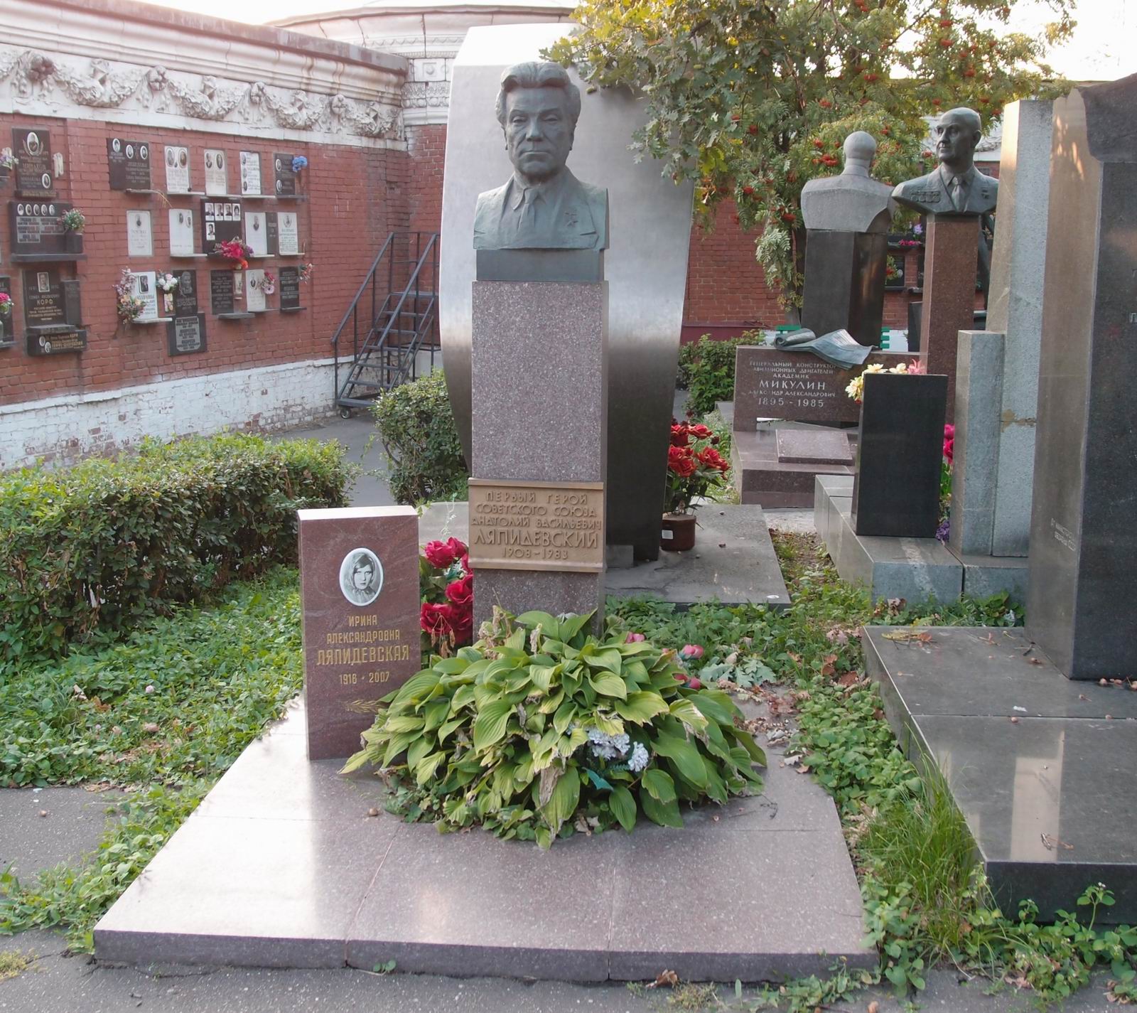 Памятник на могиле Ляпидевского А.В. (1908-1983), ск. Г.Распопов, на Новодевичьем кладбище (7-19-17).