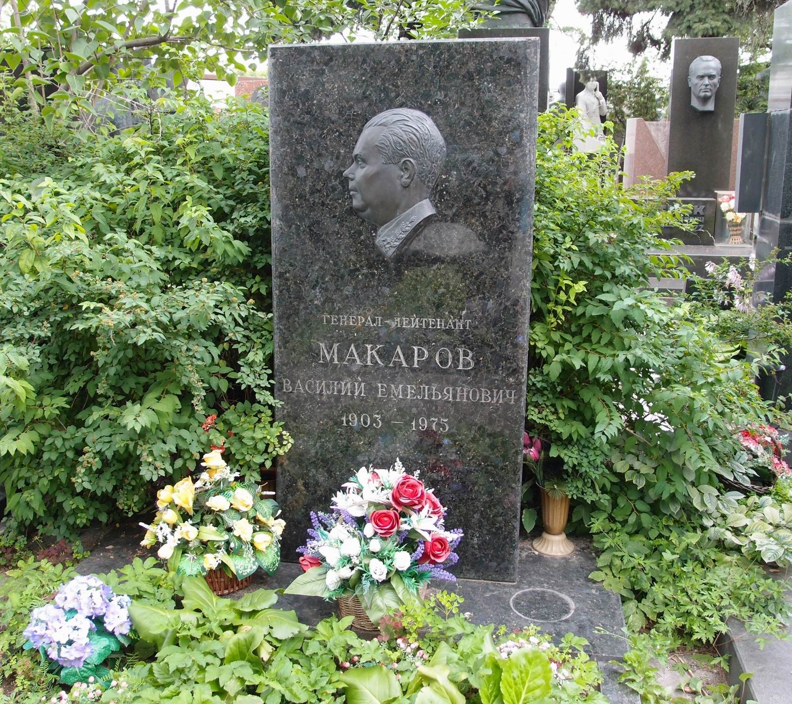 Памятник на могиле Макарова В.Е. (1903-1975), на Новодевичьем кладбище (7-11-14).
