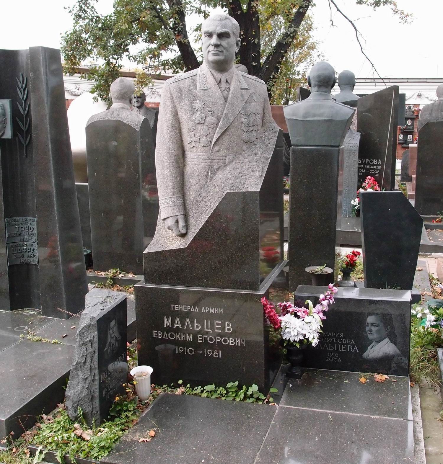 Памятник на могиле Мальцева Е.Е. (1910-1981), ск. Д.Никитин, арх. Е.Ефремов, на Новодевичьем кладбище (7-17-15).