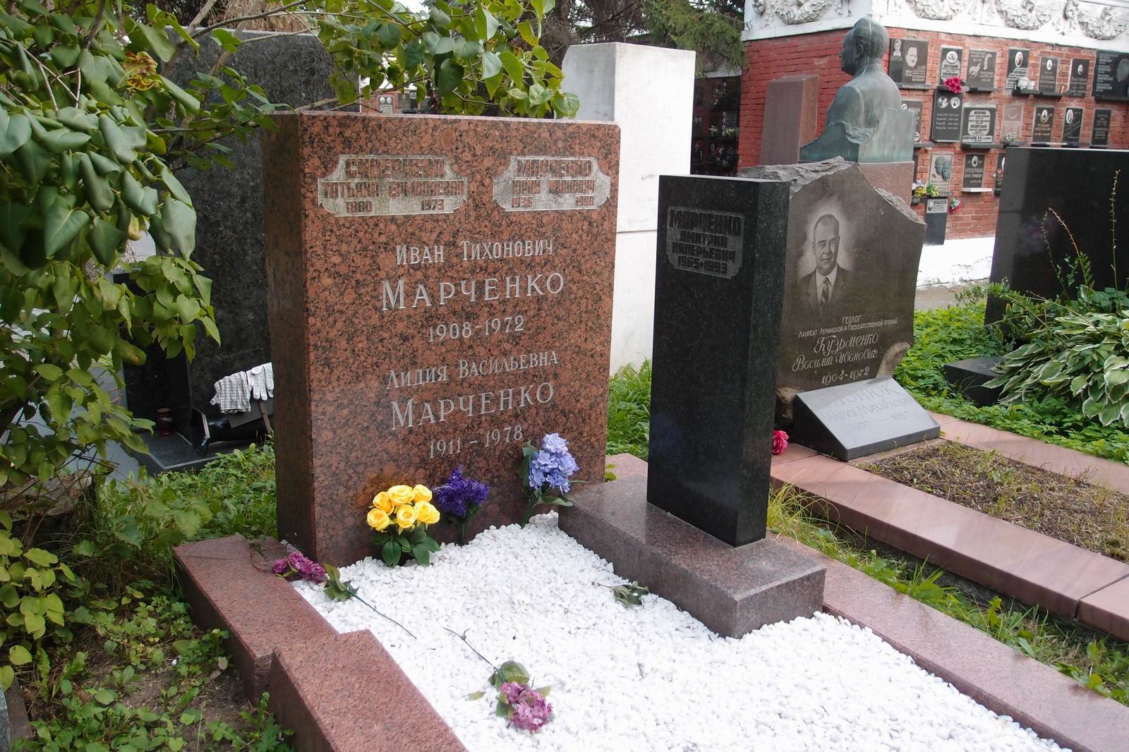 Памятник на могиле Марченко И.Т. (1908-1972), на Новодевичьем кладбище (7-2-23).