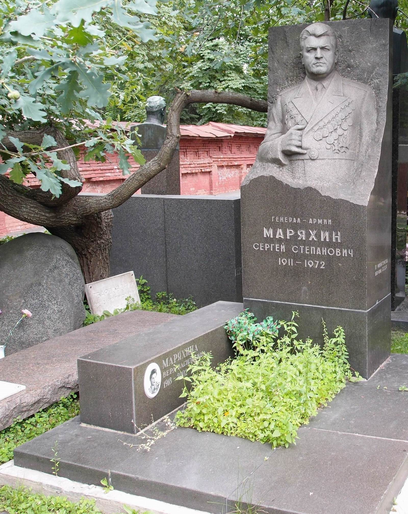 Памятник на могиле Маряхина С.С. (1911-1972), ск. А.Елецкий, на Новодевичьем кладбище (7-20-2).