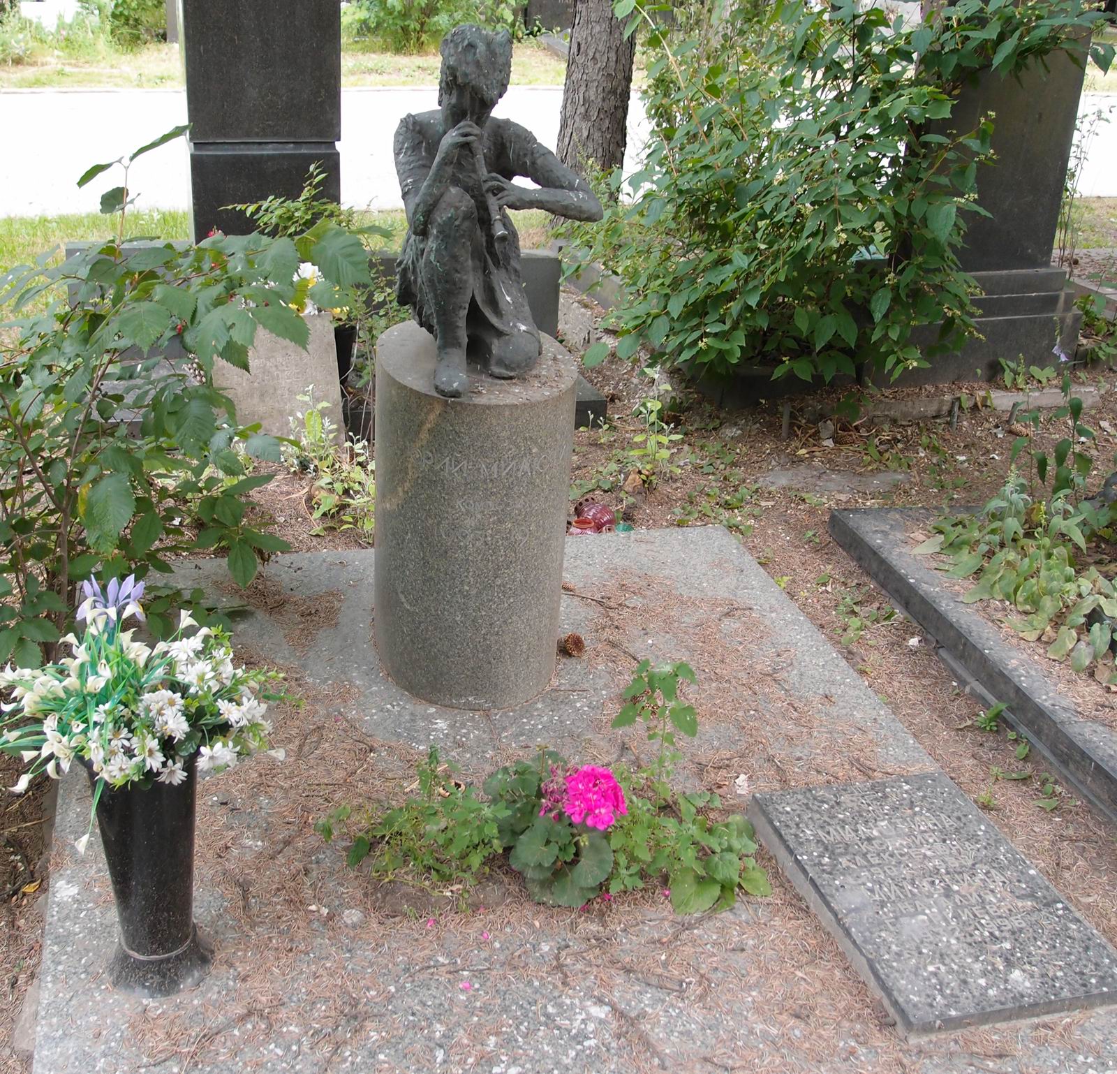 Памятник на могиле Милютина Ю.С. (1903–1968), худ. Ю.Пименов, на Новодевичьем кладбище (7–2–5).