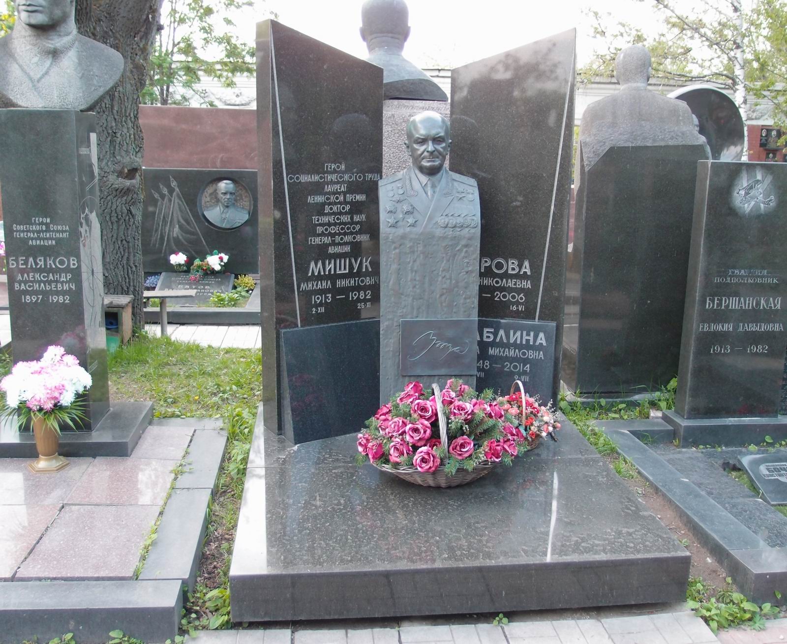 Памятник на могиле Мишука М.Н. (1913–1982), ск. А.Елецкий, арх. Е.Ефремов, на Новодевичьем кладбище (7–19–14).