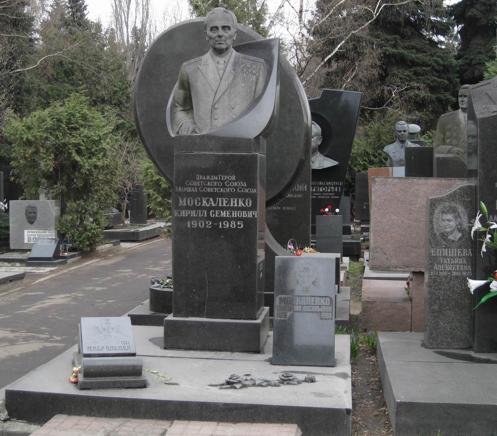Памятник на могиле Москаленко К.С. (1902-1985), ск. В.Сонин, арх. Е.Ефремов, на Новодевичьем кладбище (7-22-1).