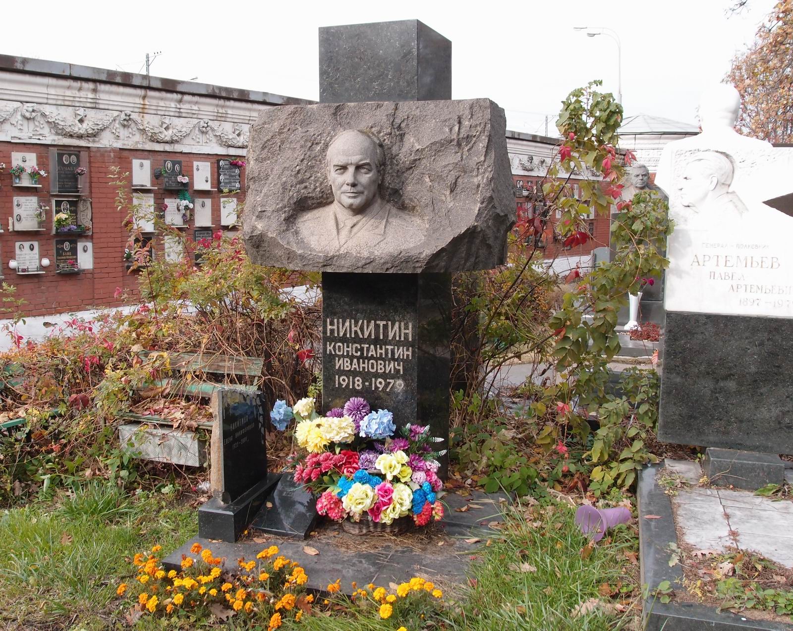Памятник на могиле Никитина К.И. (1918-1979), ск. А.Бычуков, арх. Е.Кутырев, на Новодевичьем кладбище (7-15-18).