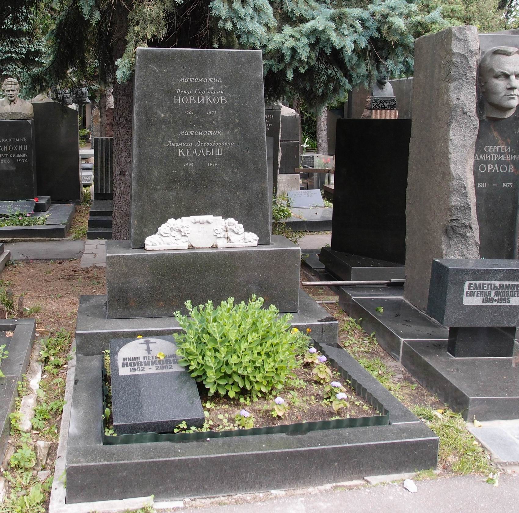 Памятник на могиле Новикова П.С. (1901-1975), по проекту ск. В.Домогацкого, арх. Е.Арсенева, на Новодевичьем кладбище (7-10-15).