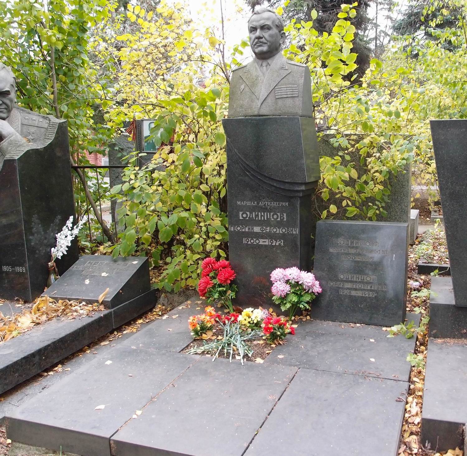 Памятник на могиле Одинцова Г.Ф. (1900–1972), на Новодевичьем кладбище (7–10–4). Нажмите левую кнопку мыши чтобы увидеть фрагмент памятника.