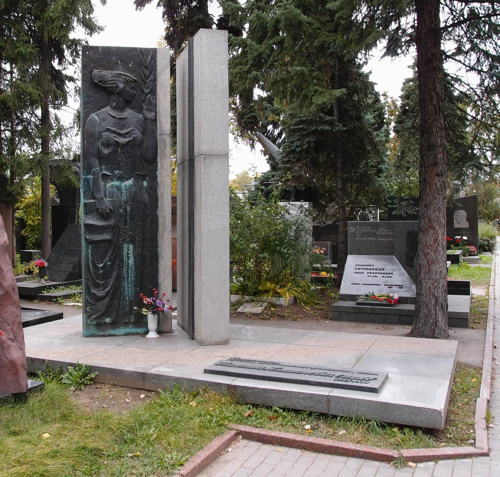 Памятник на могиле Огарёва Н.П. (1813-1877), ск. М.Шмаков, арх. Р.Кананин, на Новодевичьем кладбище (7-3-13).
