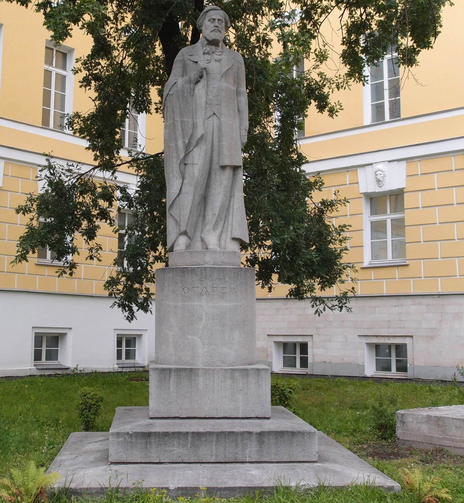 Памятник Огарёву Н.П. (1813-1877), ск. Н.А.Андреев, арх. В.Д.Кокорин, на Моховой улице, открыт 10.12.1922.