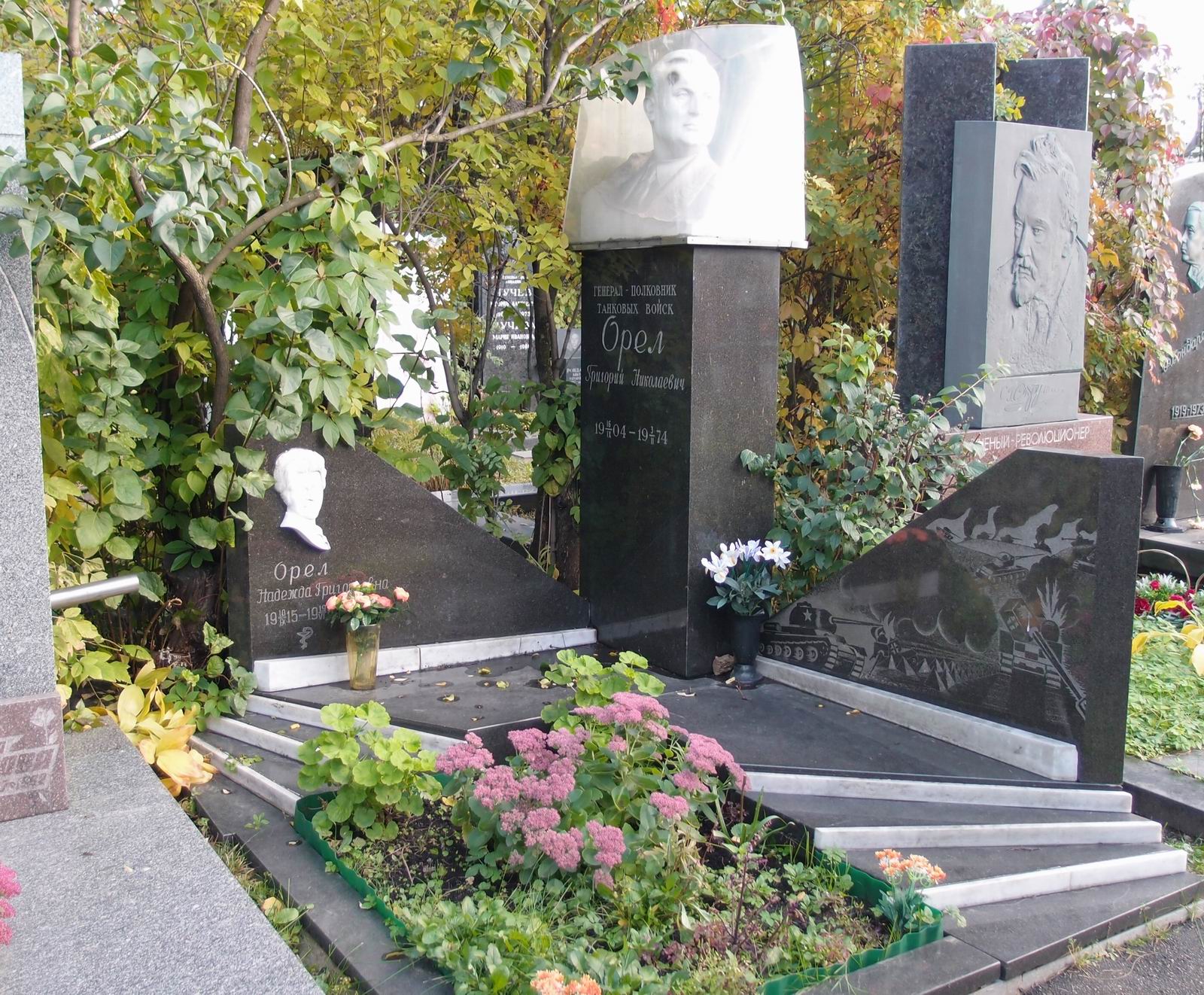 Памятник на могиле Орла Г.Н. (1904-1974), на Новодевичьем кладбище (7-8-20).