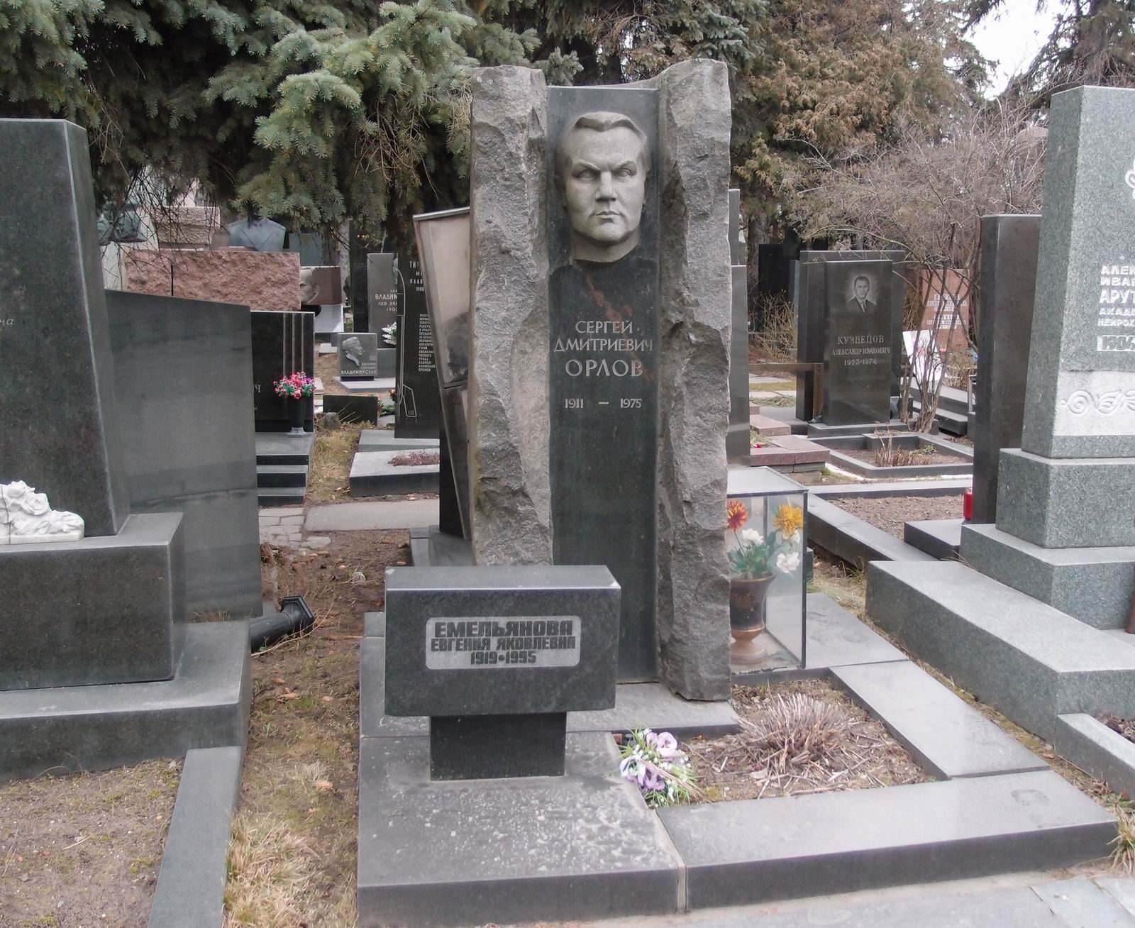 Памятник на могиле Орлова С.Д. (1911-1975), ск. Ю.Чернов, арх. Ю.Гальперин, на Новодевичьем кладбище (7-10-16).