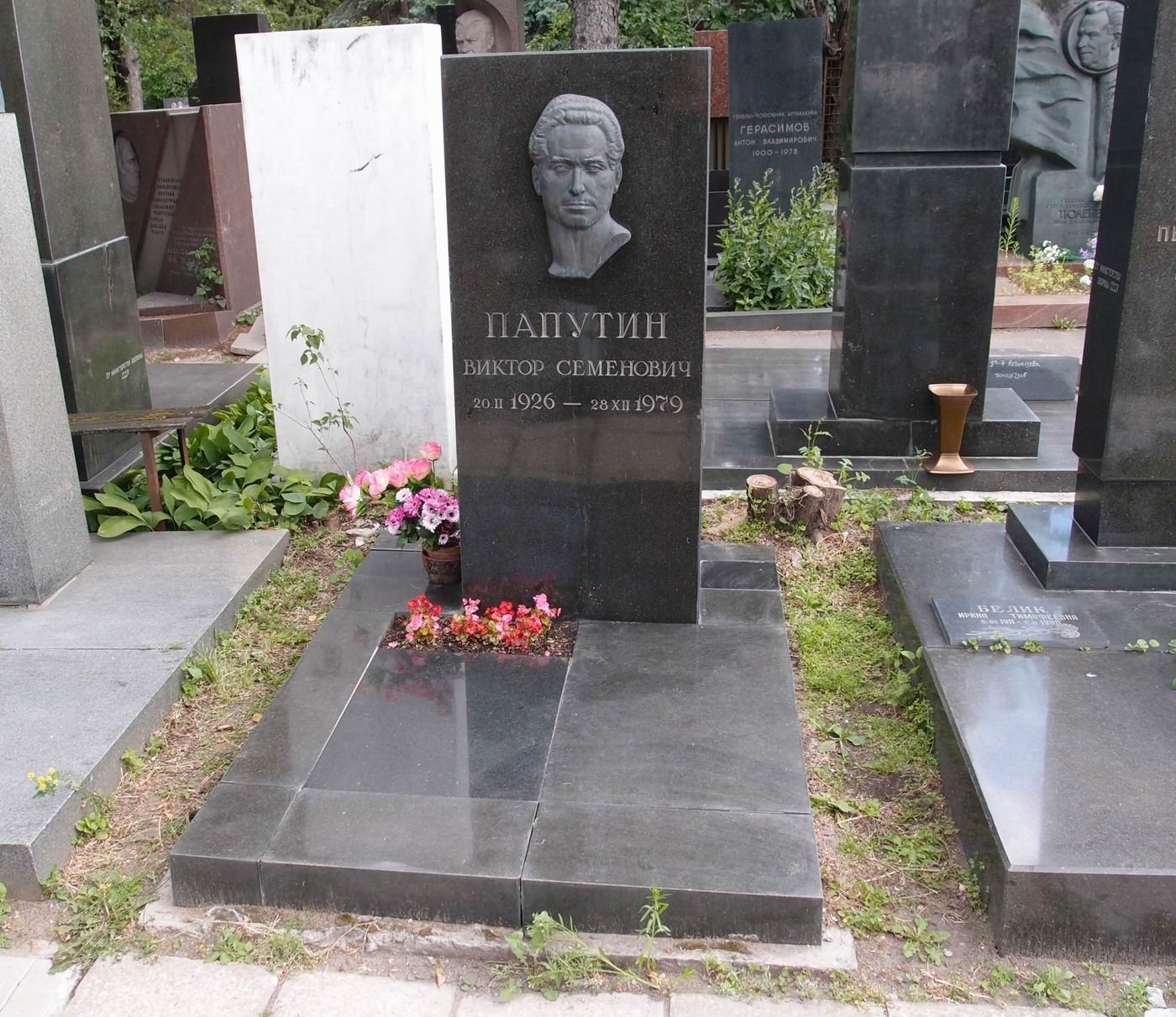 Памятник на могиле Папутина В.С. (1926–1979), ск. А.Бичуков, арх. А.Дугов, А.Любимов, Г.Петренко, на Новодевичьем кладбище (7–16–16).
