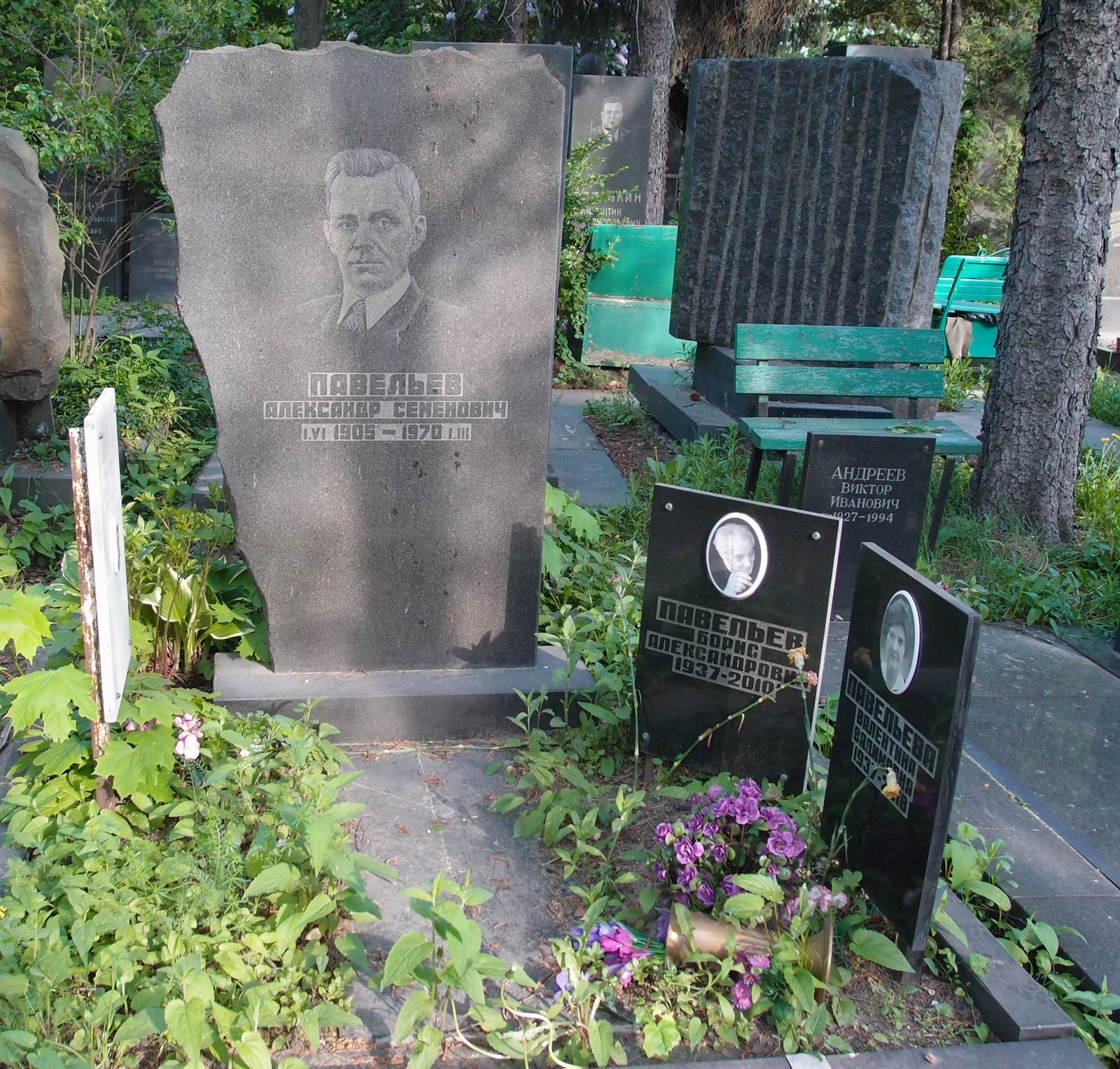 Памятник на могиле Павельева А.С. (1905–1970), на Новодевичьем кладбище (7–12–4).