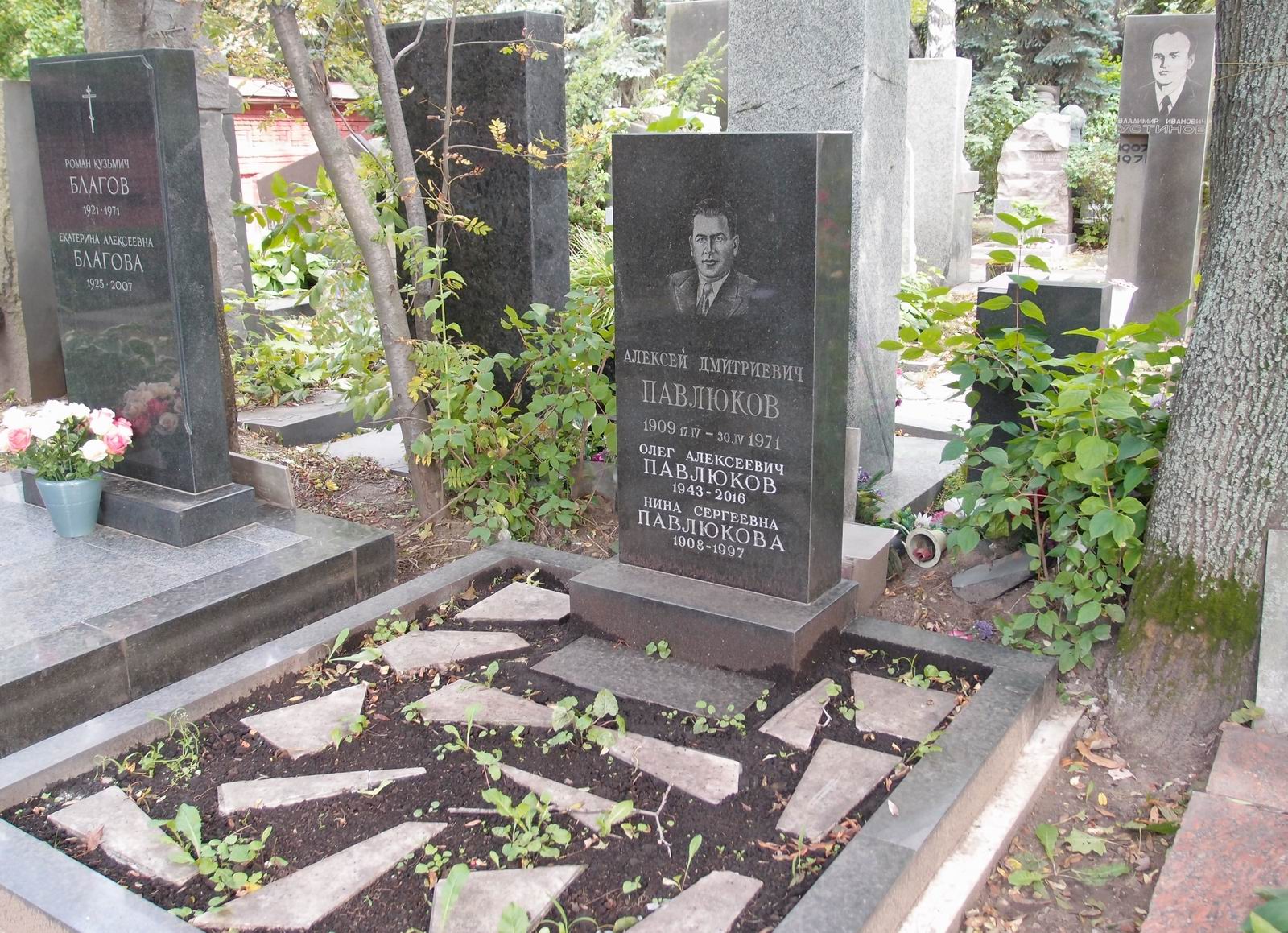 Памятник на могиле Павлюкова А.Д. (1909–1971), на Новодевичьем кладбище (7–18–4).