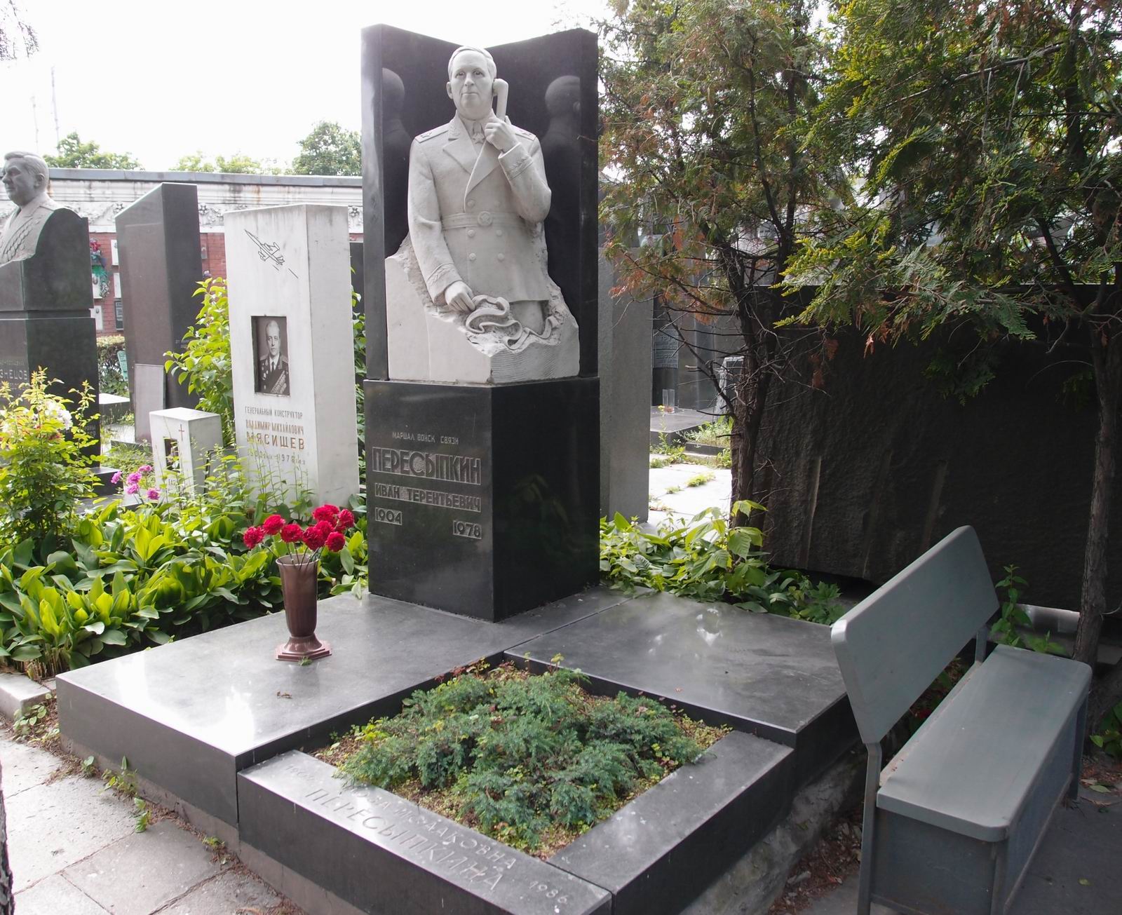 Памятник на могиле Пересыпкина И.Т. (1904–1978), ск. А.Елецкий, на Новодевичьем кладбище (7–15–13). Нажмите левую кнопку мыши чтобы увидеть фрагмент памятника.