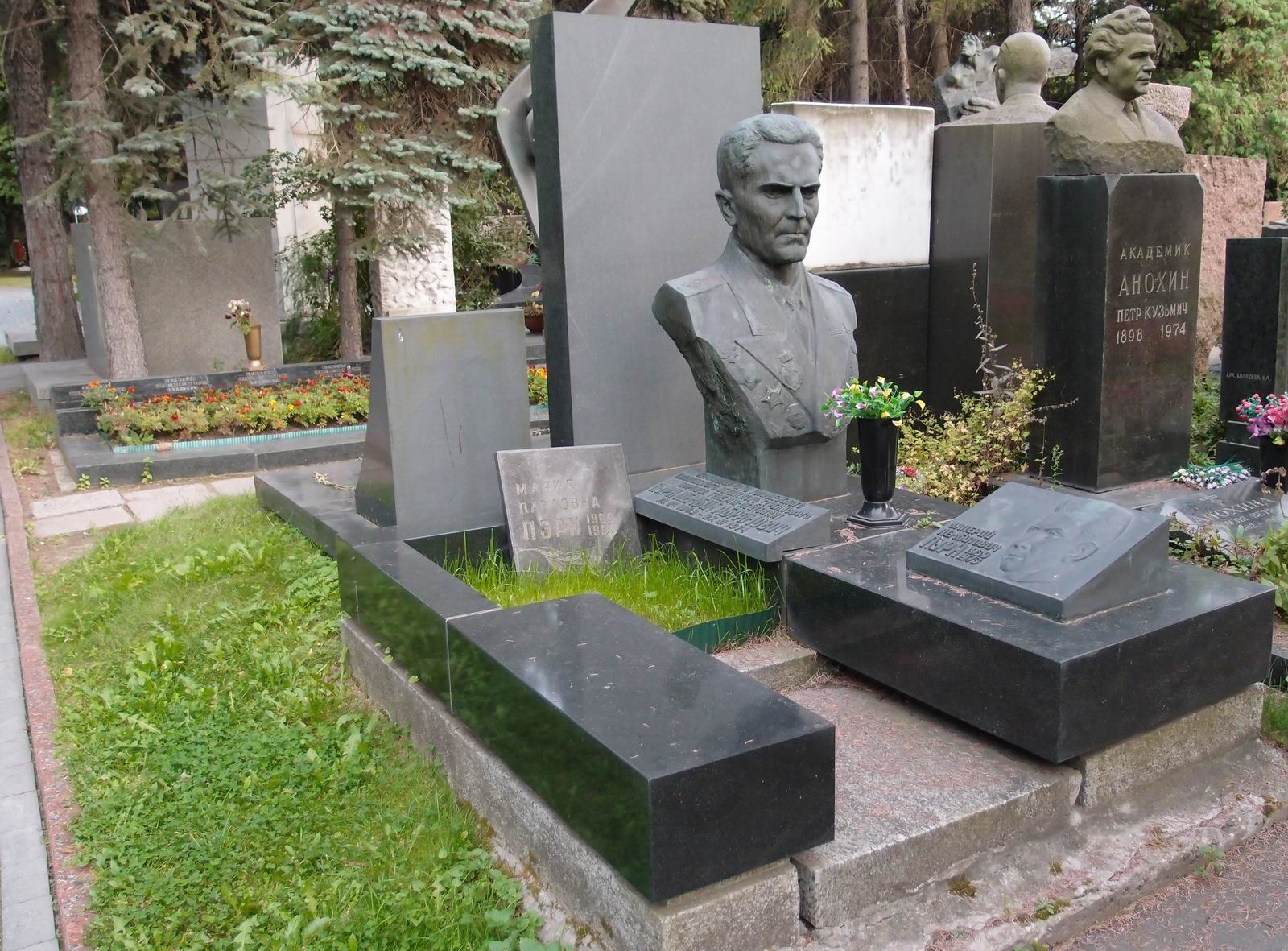 Памятник на могиле Пэрна Л.А. (1903–1974), ск. Ю.Эскель, на Новодевичьем кладбище (7–8–13).