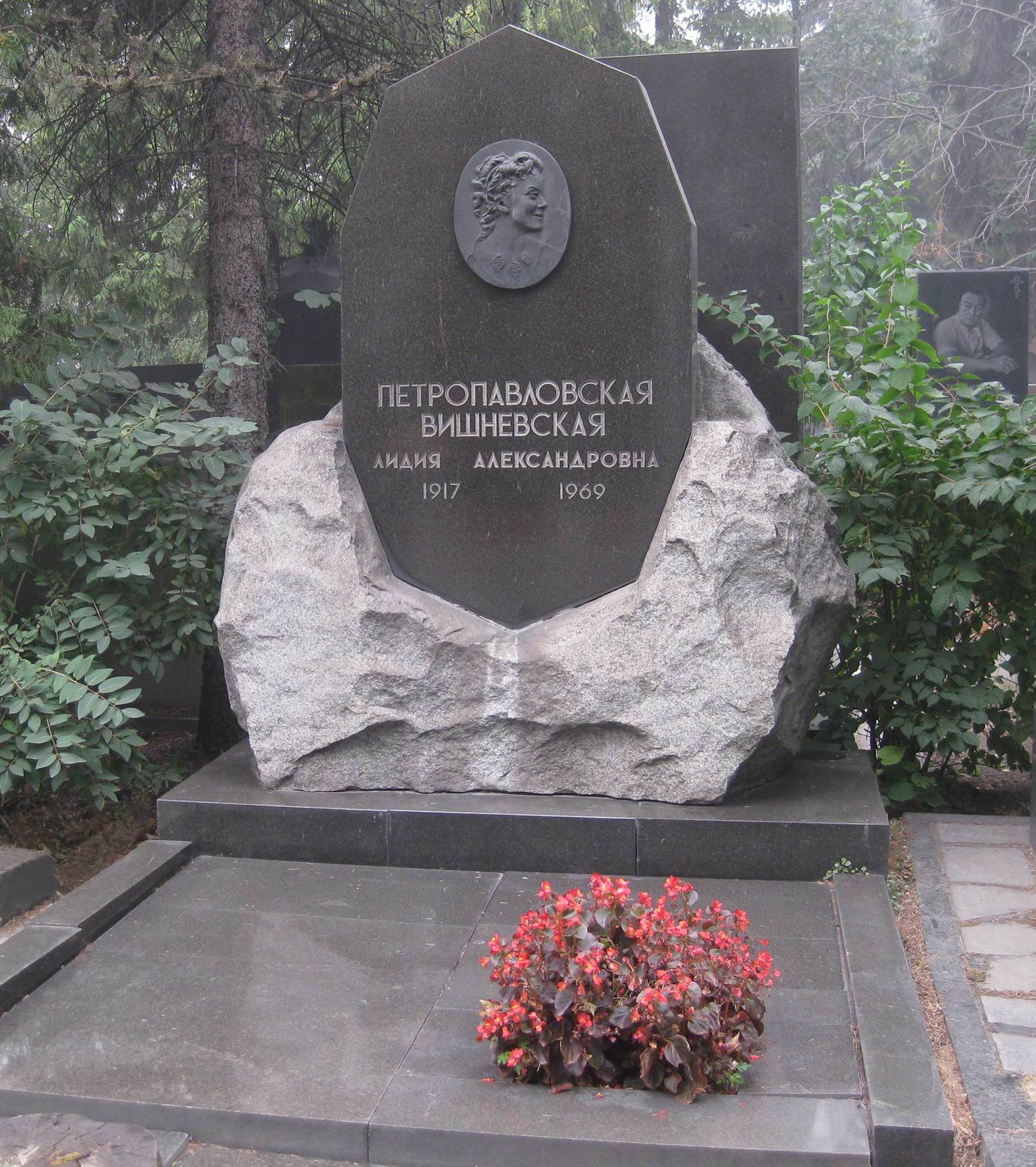 Памятник на могиле Петропавловской-Вишневской Л.А. (1917–1969), на Новодевичьем кладбище (7–1–16).
