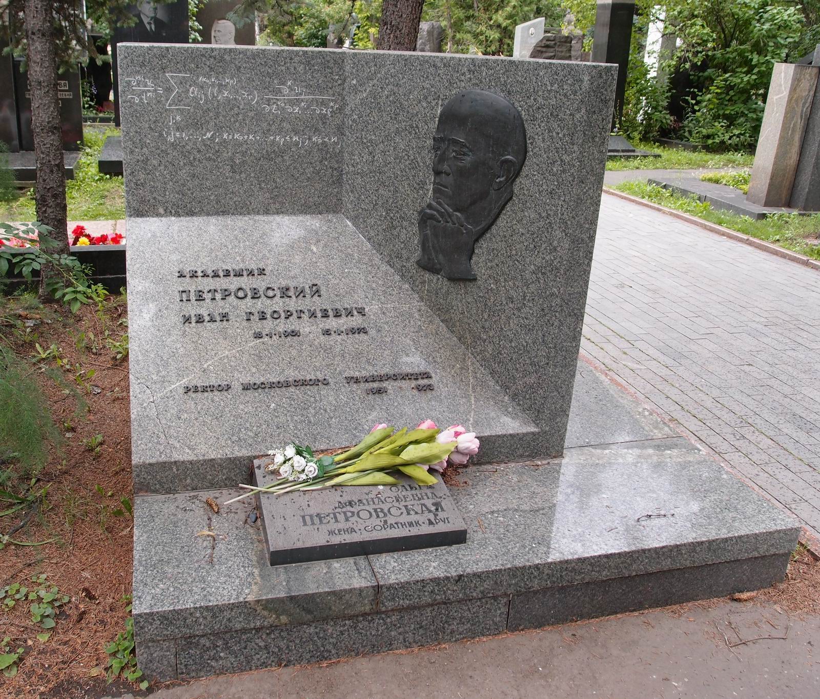 Памятник на могиле Петровского И.Г. (1901-1973), ск. Н.Матвеева, арх. С.Захаров, Ю.Платонов, на Новодевичьем кладбище (7-5-12).