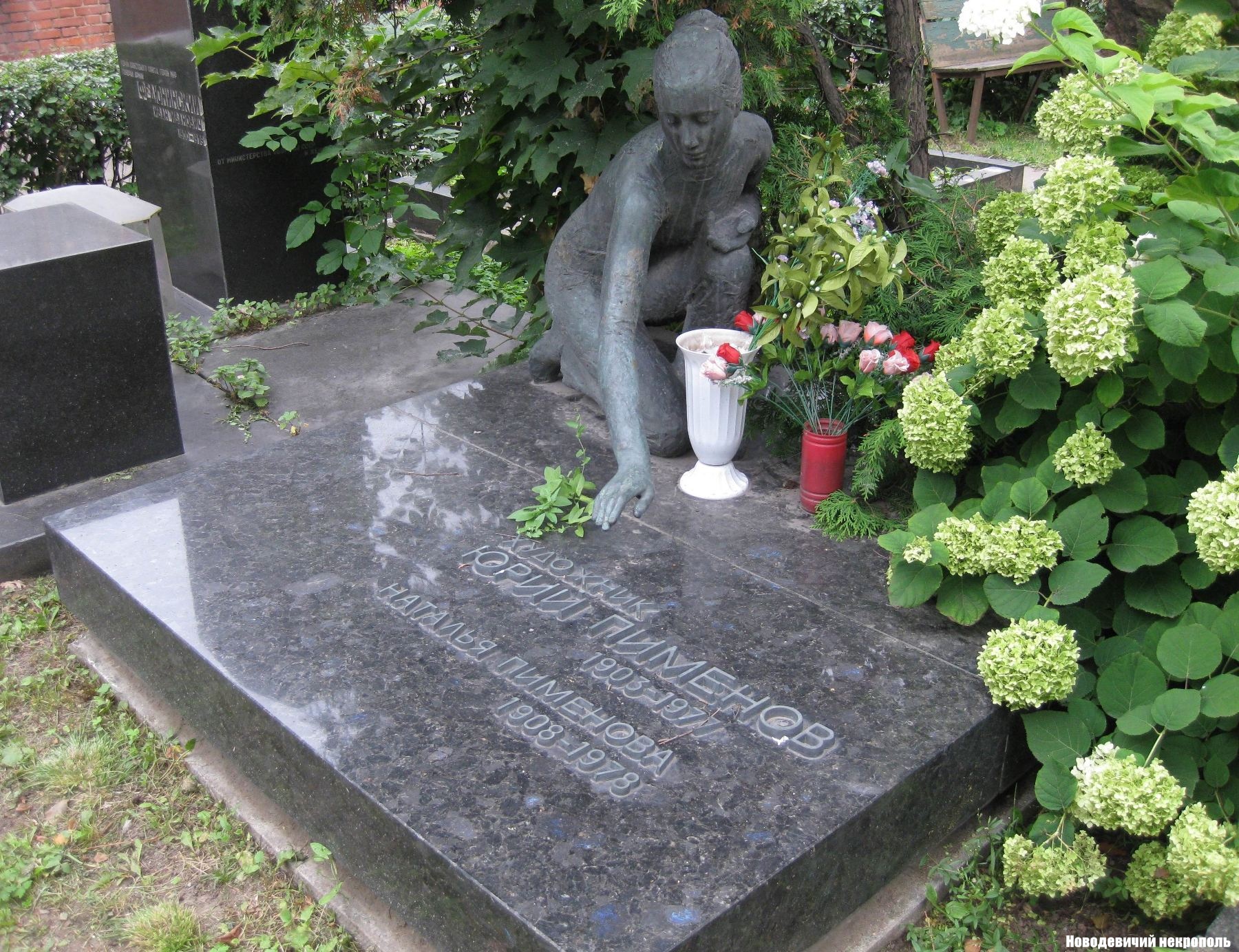 Памятник на могиле Пименов Ю.И. (1903–1977), худ. Г.Епишин, арх. В.Борисов, на Новодевичьем кладбище (7–13–16).